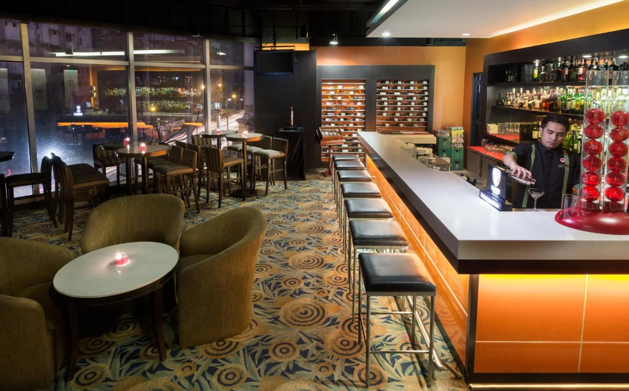 Lounge or bar in Holiday Inn & Suites Manila Galleria by IHG