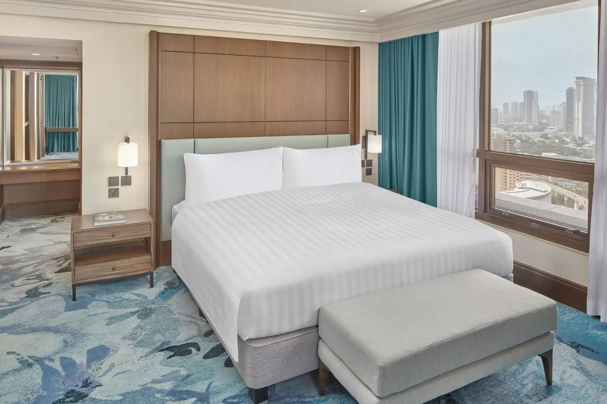 Photo of the whole room, Bed in Holiday Inn & Suites Manila Galleria by IHG