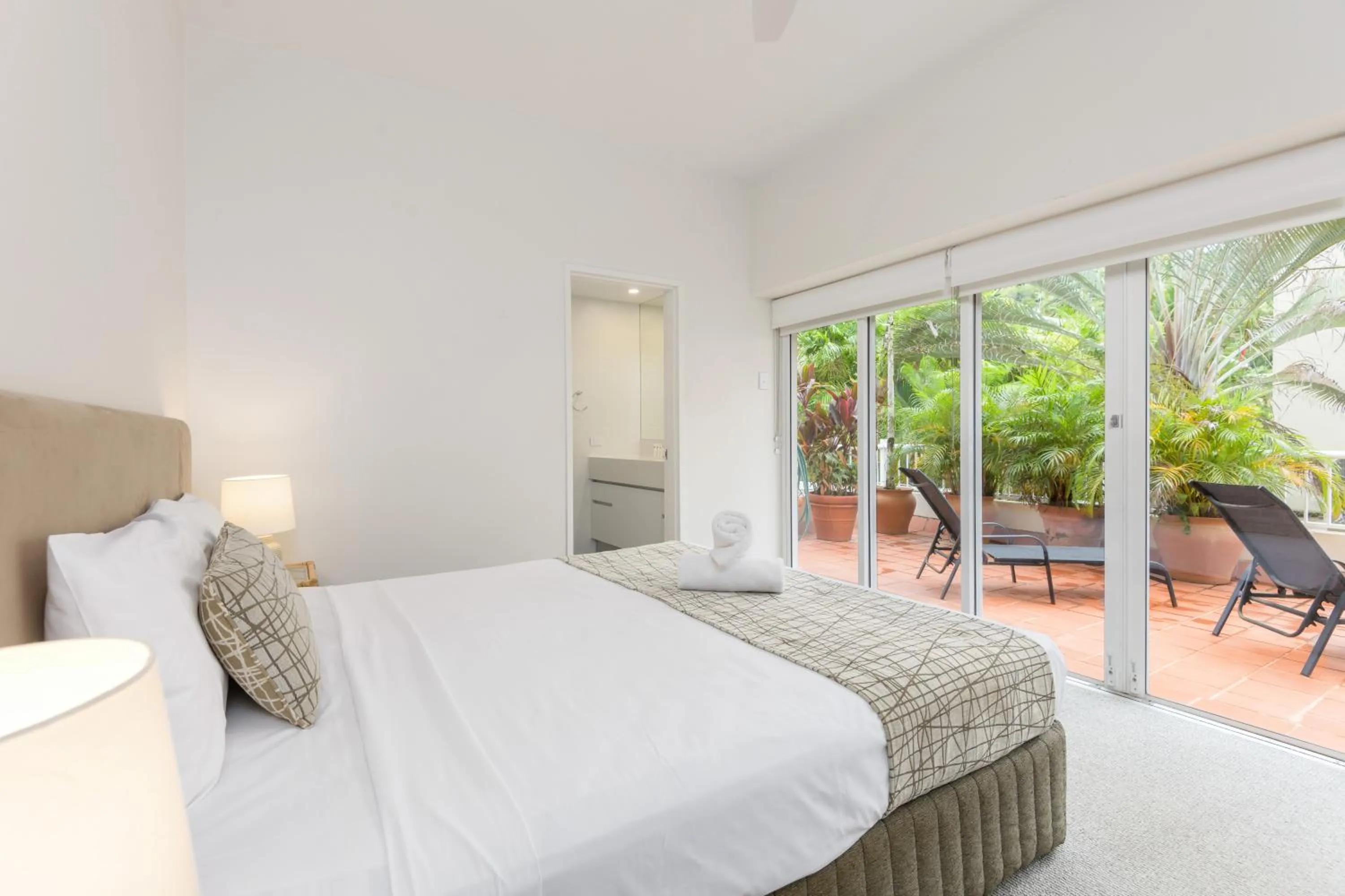 Bedroom, Bed in Balboa Apartments