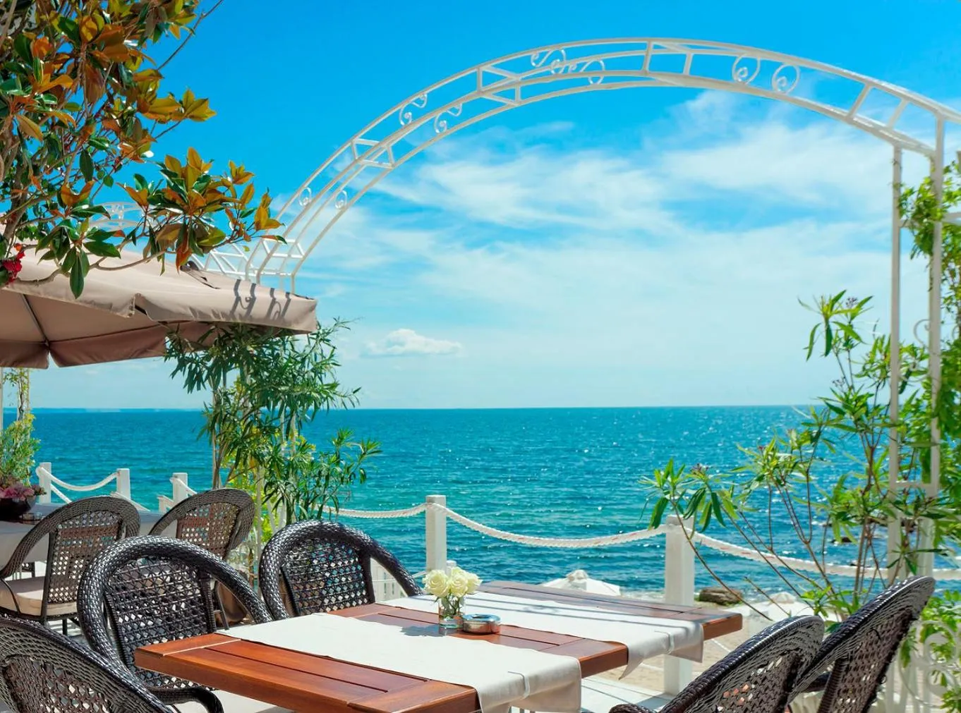 Restaurant/places to eat in La Mer Residence