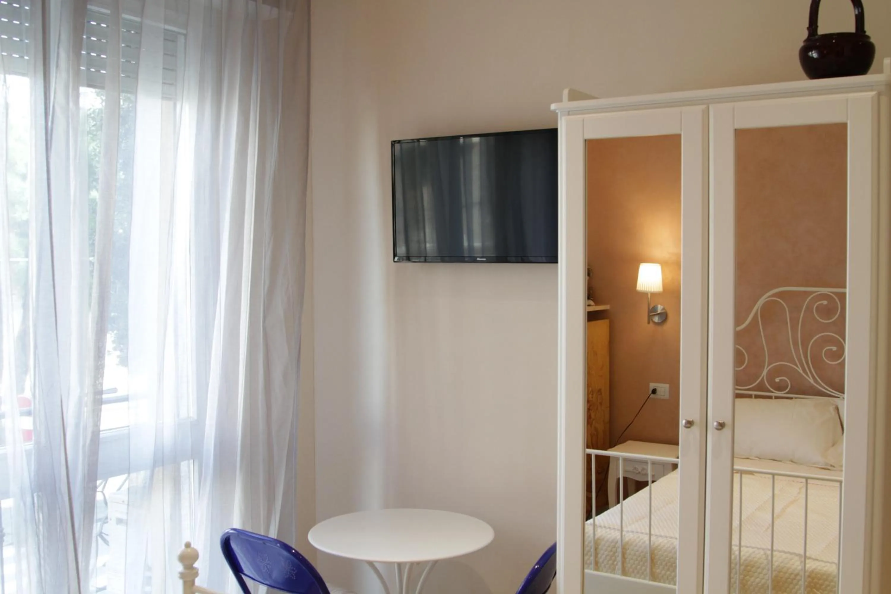 Photo of the whole room in B&B I Propilei di San Girolamo