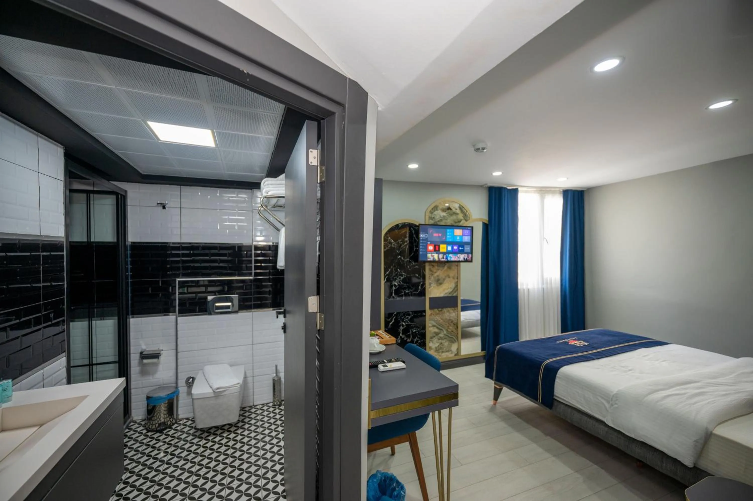 Bedroom, Bed in Hotel California