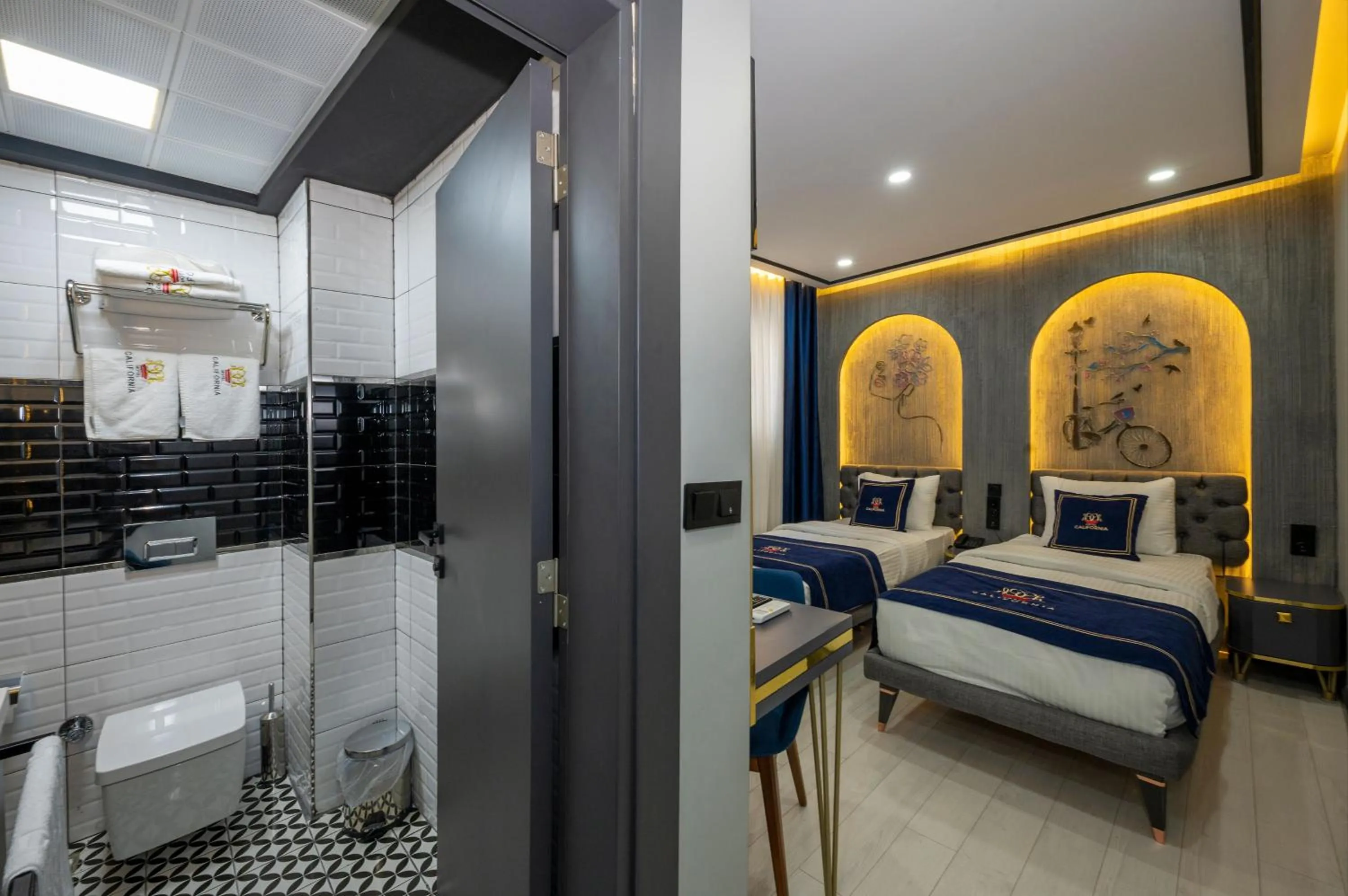 Photo of the whole room, Bed in Hotel California