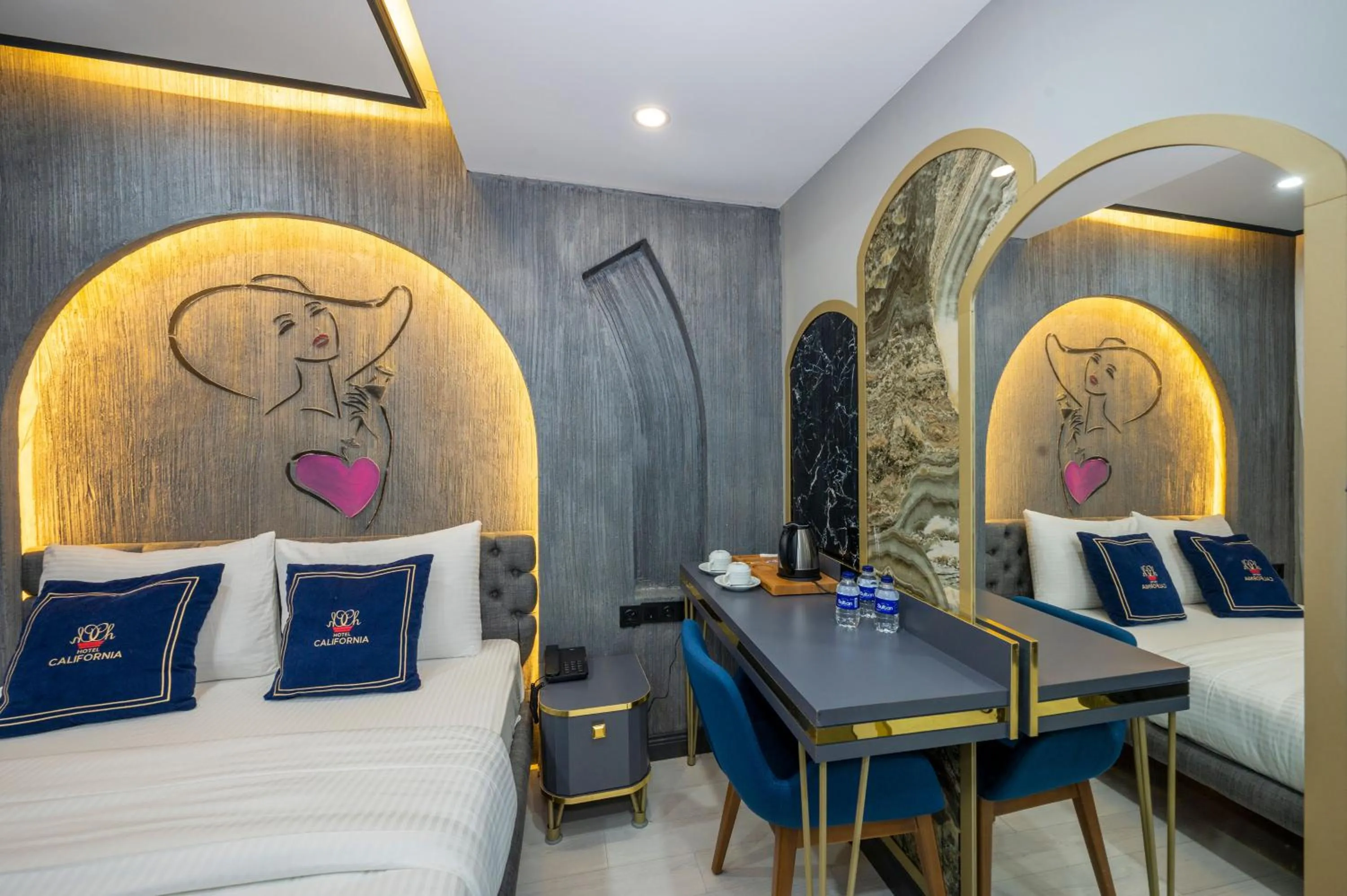 Photo of the whole room, Bed in Hotel California