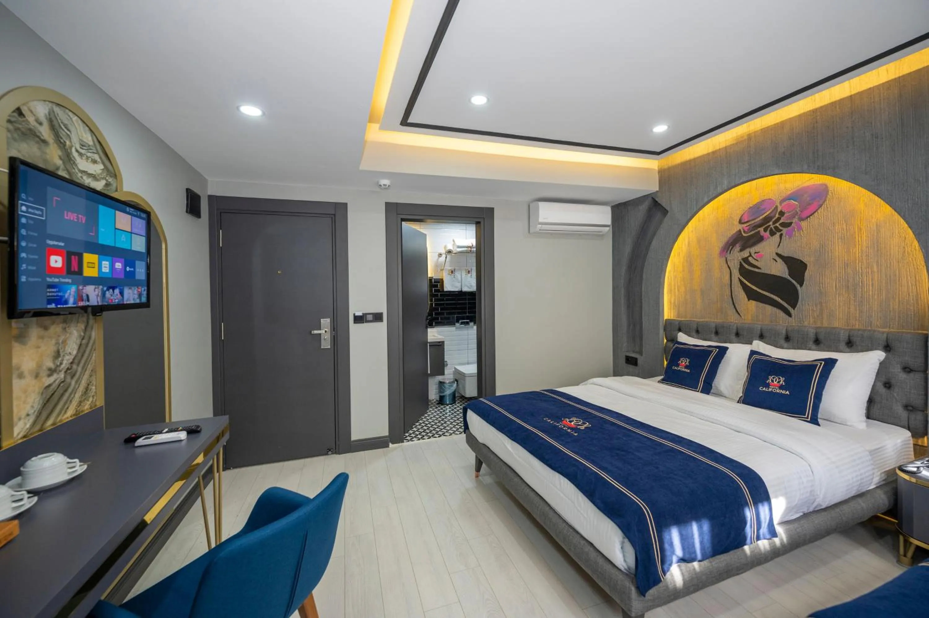 Photo of the whole room, Bed in Hotel California