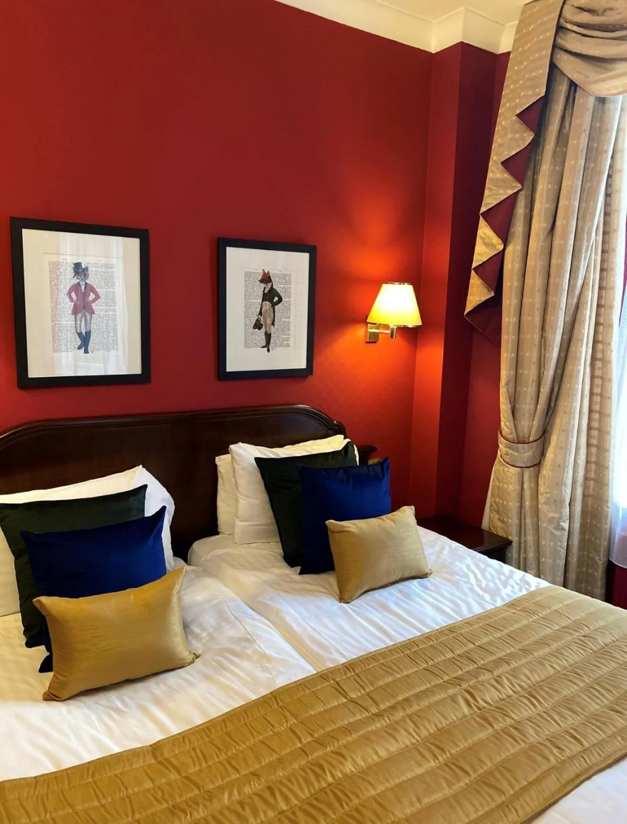 Bed in The Royal George Hotel