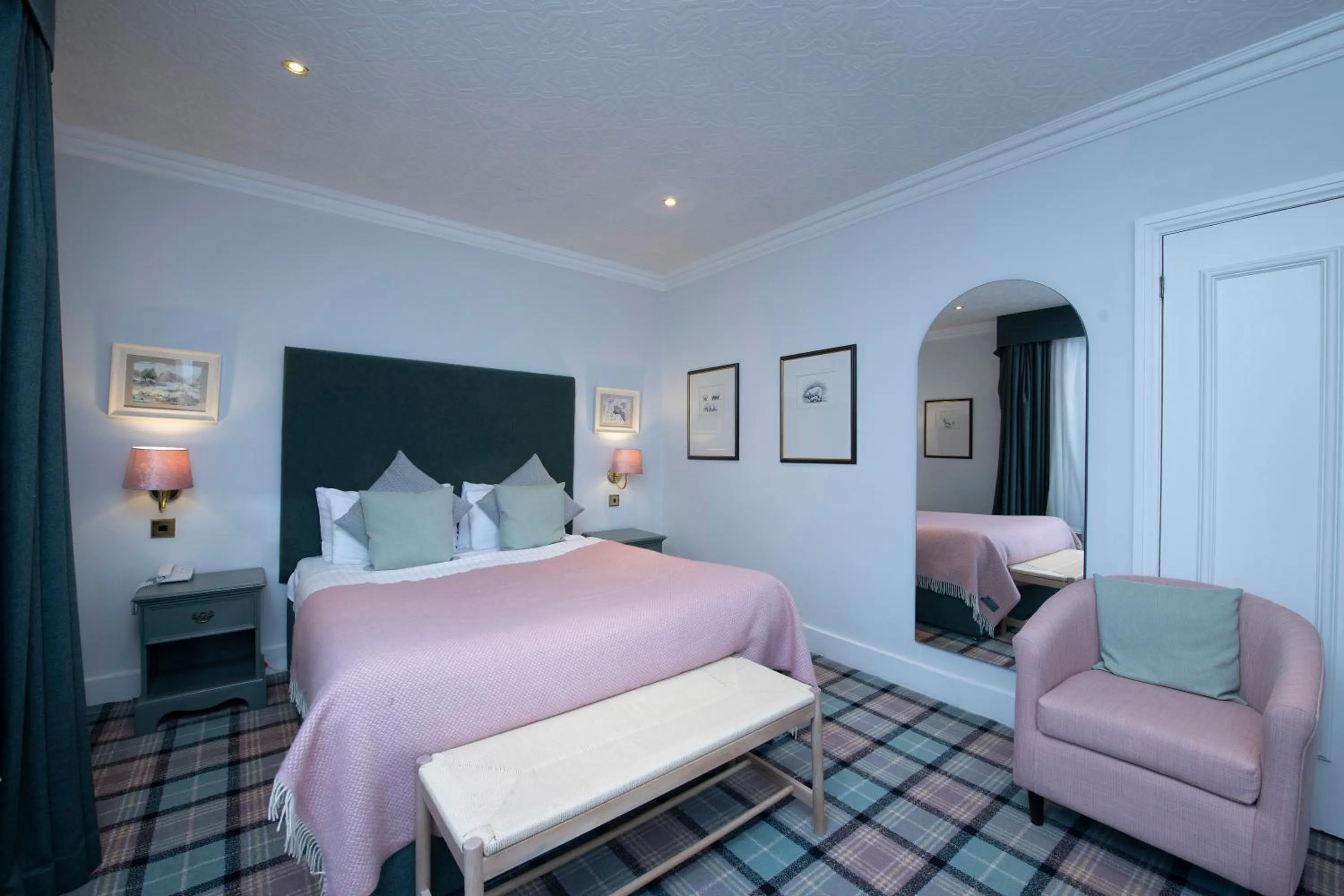 Bed in The Royal George Hotel