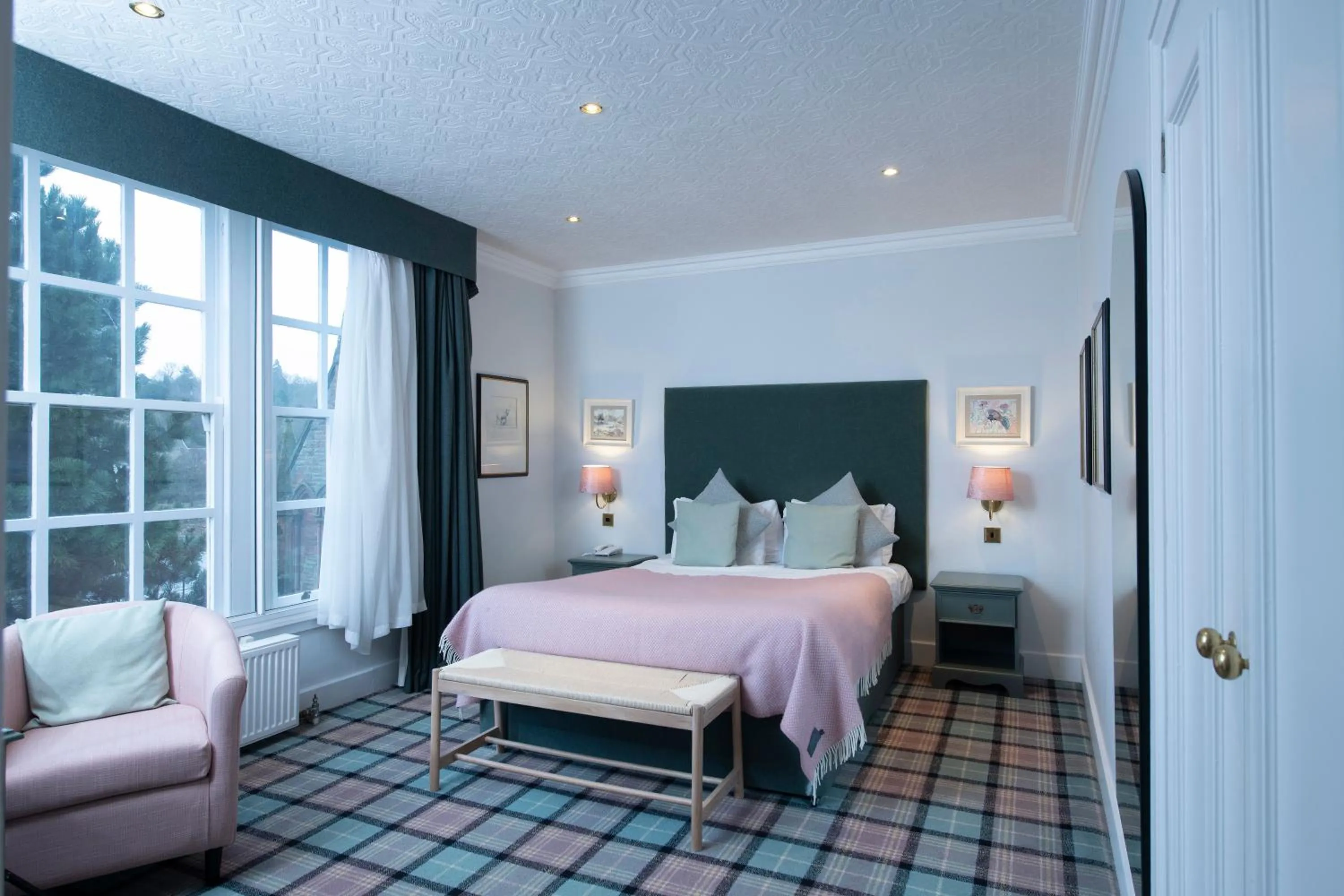 Bed in The Royal George Hotel