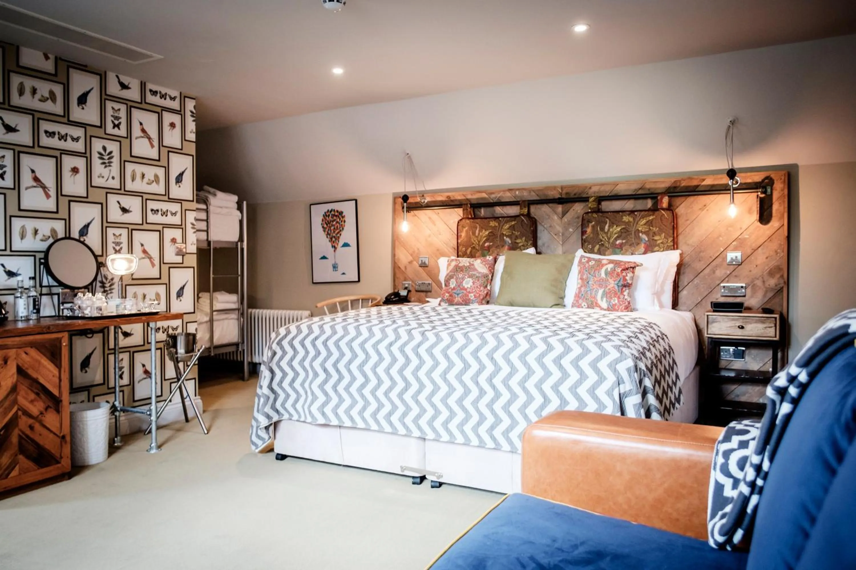 Photo of the whole room, Bed in The Queen's Head