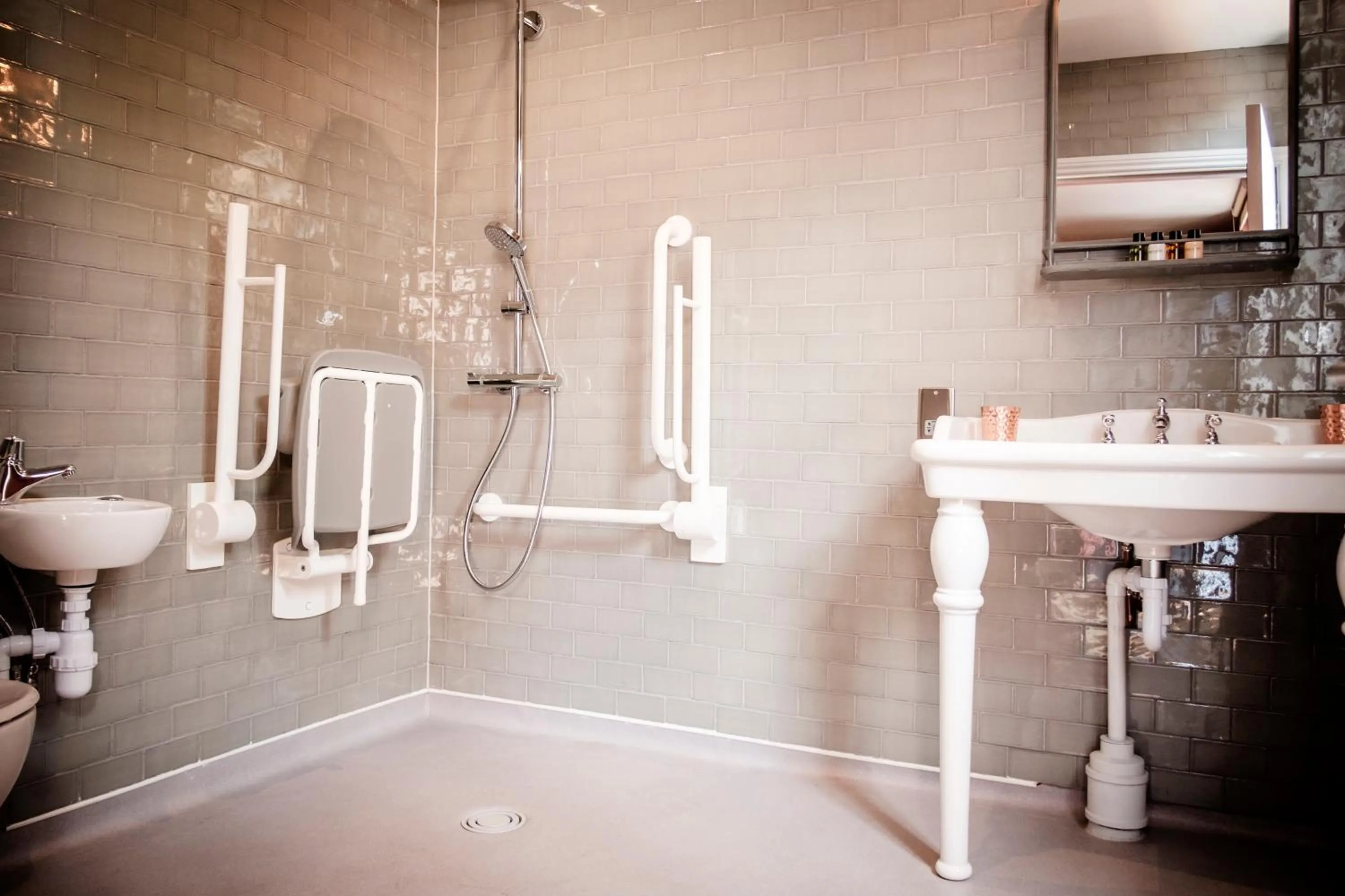 Bathroom in The Queen's Head