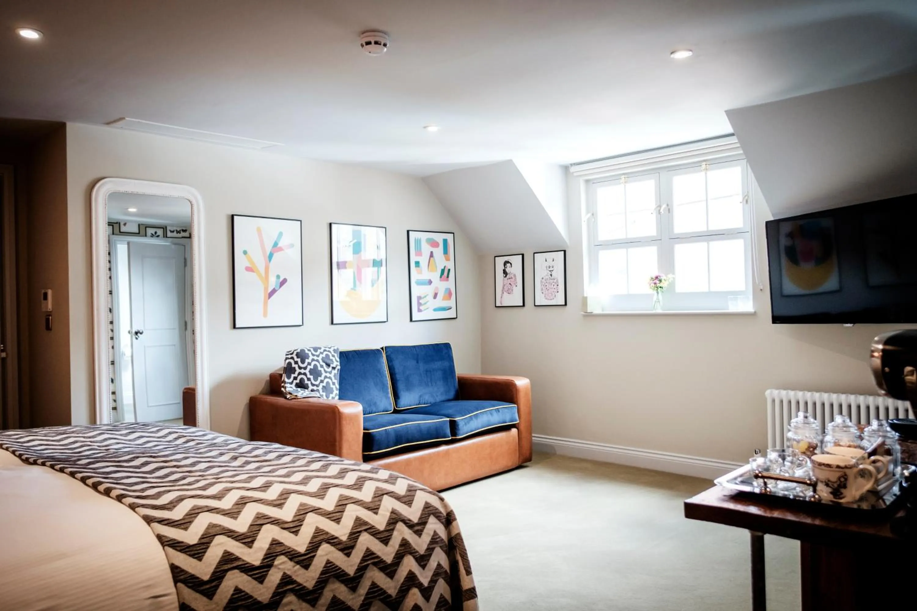 Photo of the whole room, Bed in The Queen's Head