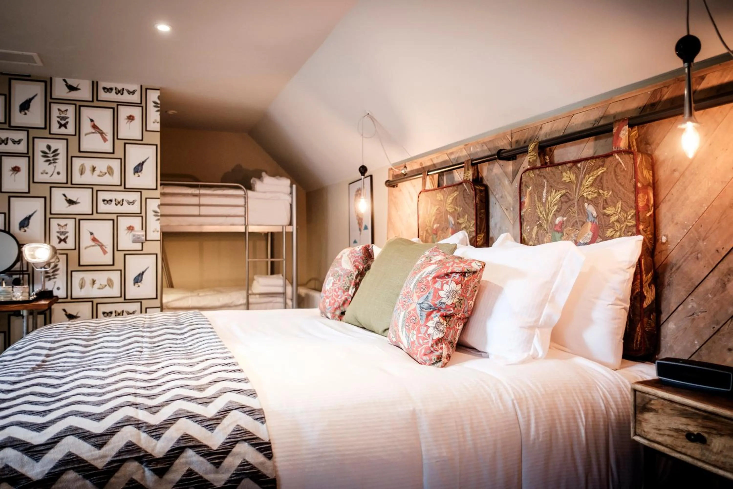 bunk bed, Bed in The Queen's Head