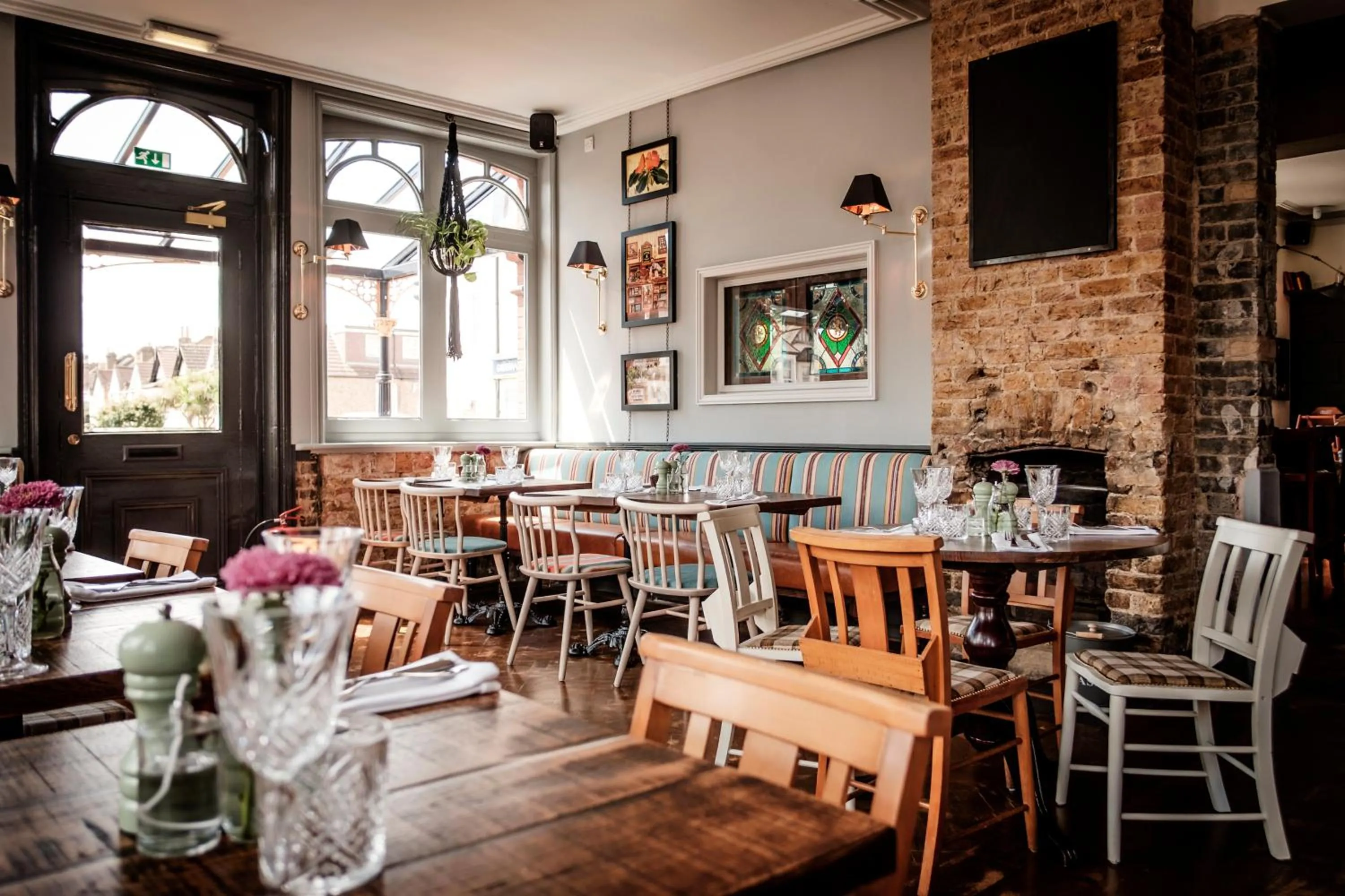 Restaurant/places to eat in The Queen's Head