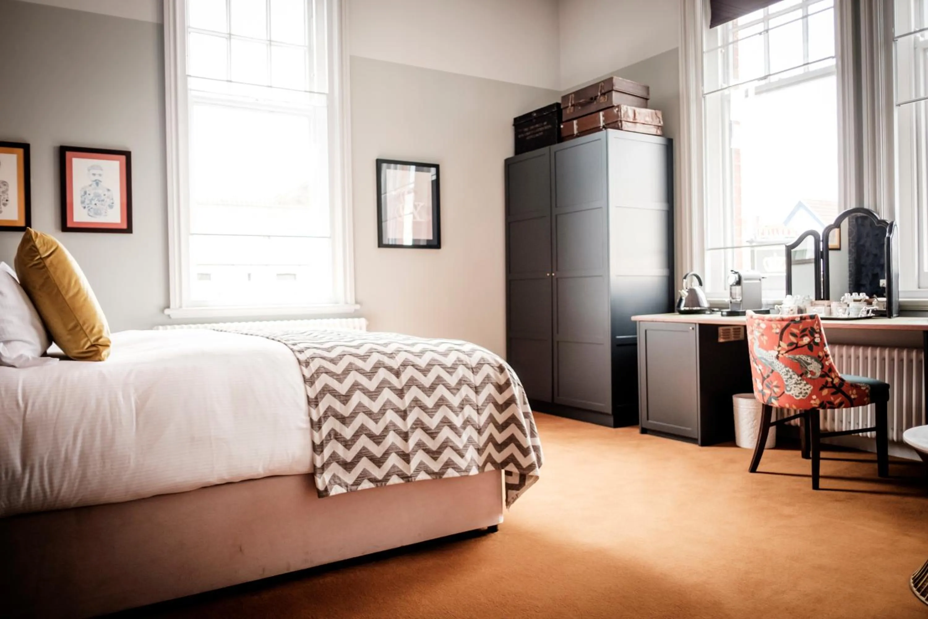 Photo of the whole room, Bed in The Queen's Head