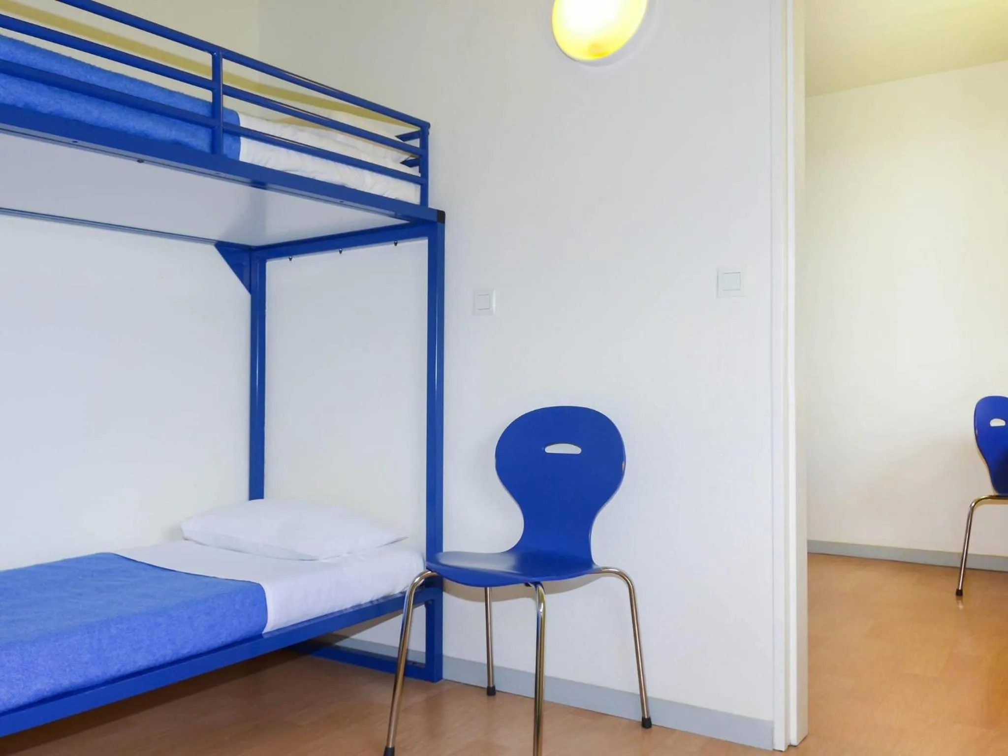 Bedroom, Bed in ibis budget Nevers Varennes Vauzelles