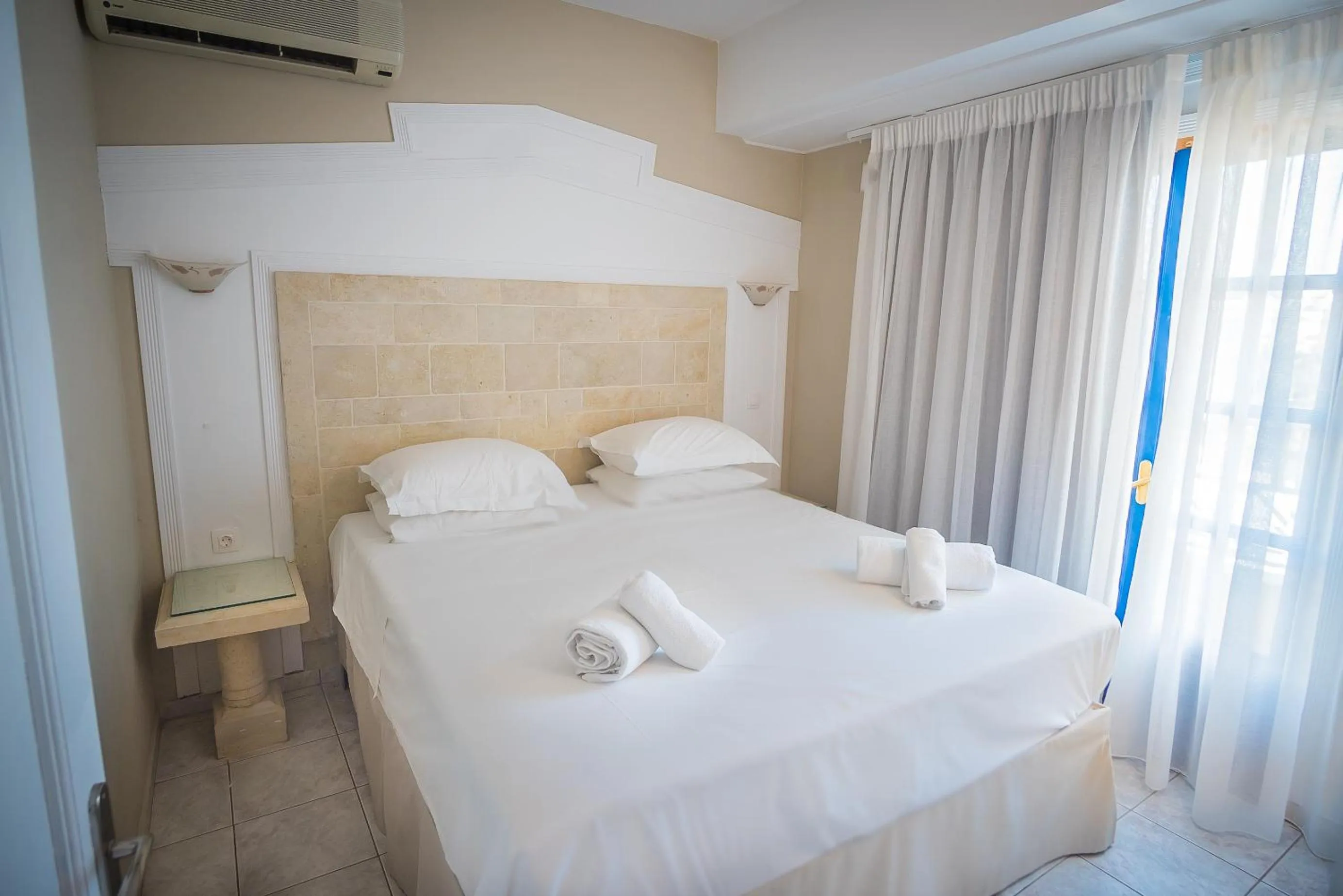 Parthenis Hotel & Suites