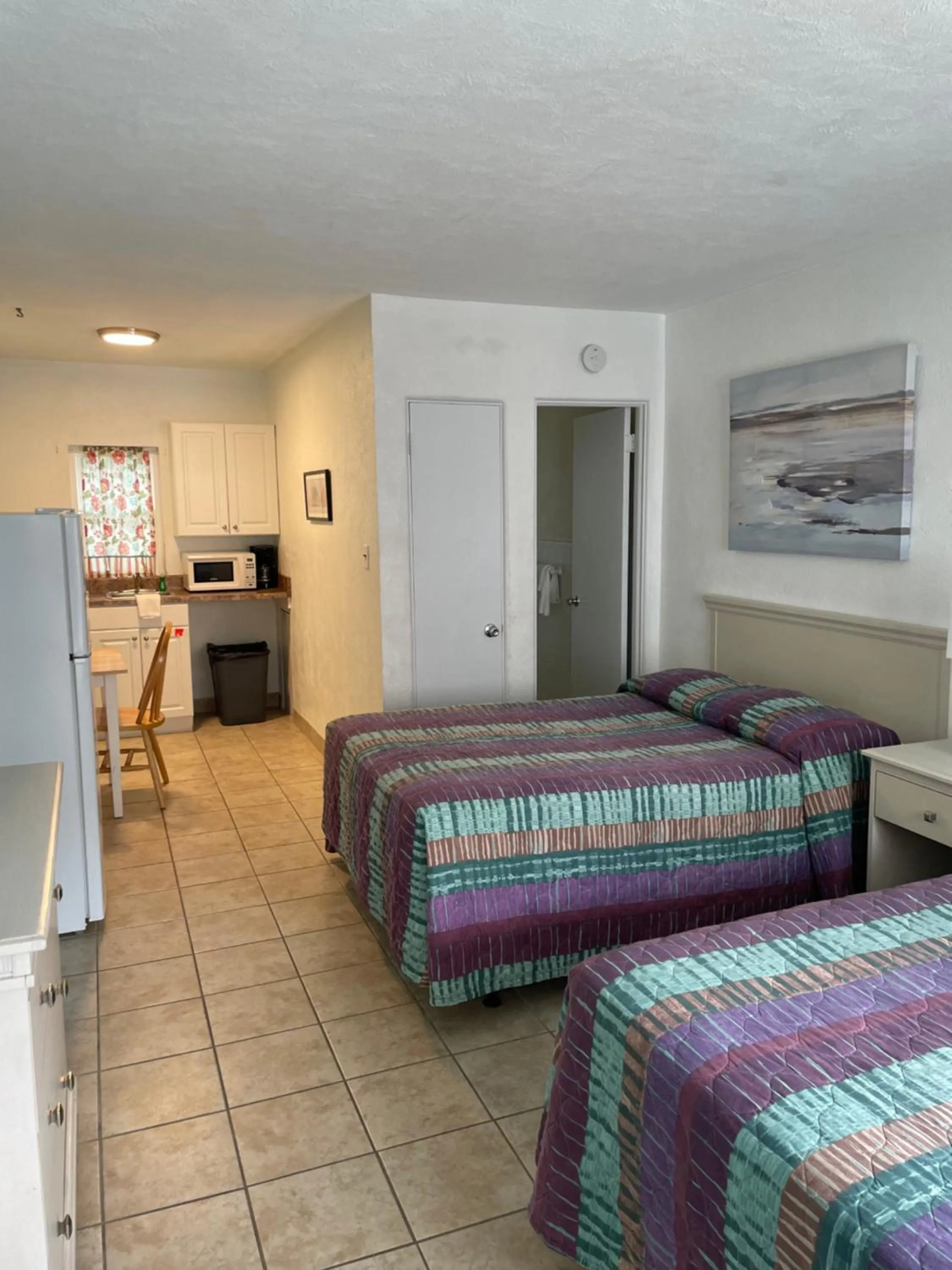 Kitchen or kitchenette, Bed in Beach Colony Motel