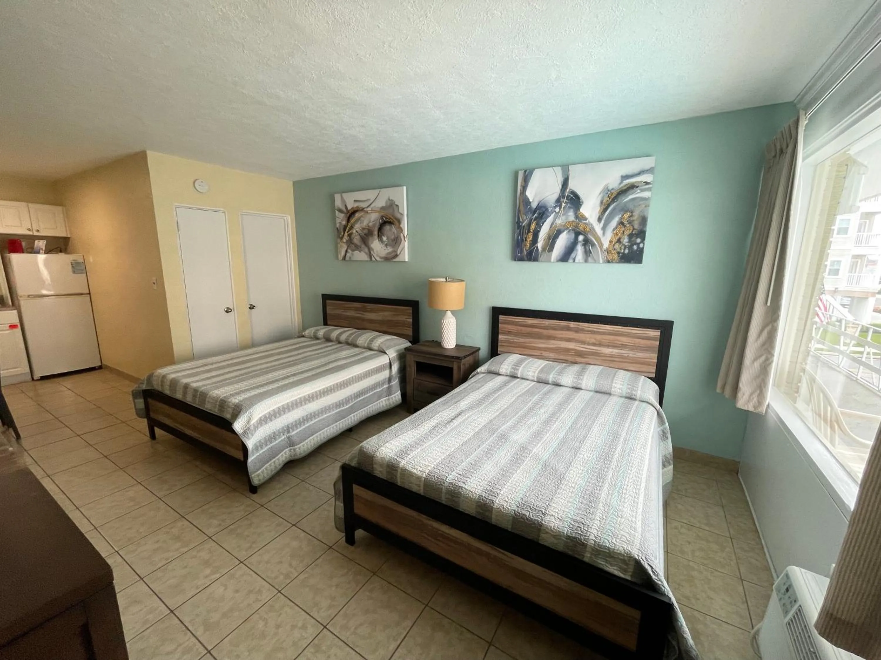Kitchen or kitchenette, Bed in Beach Colony Motel