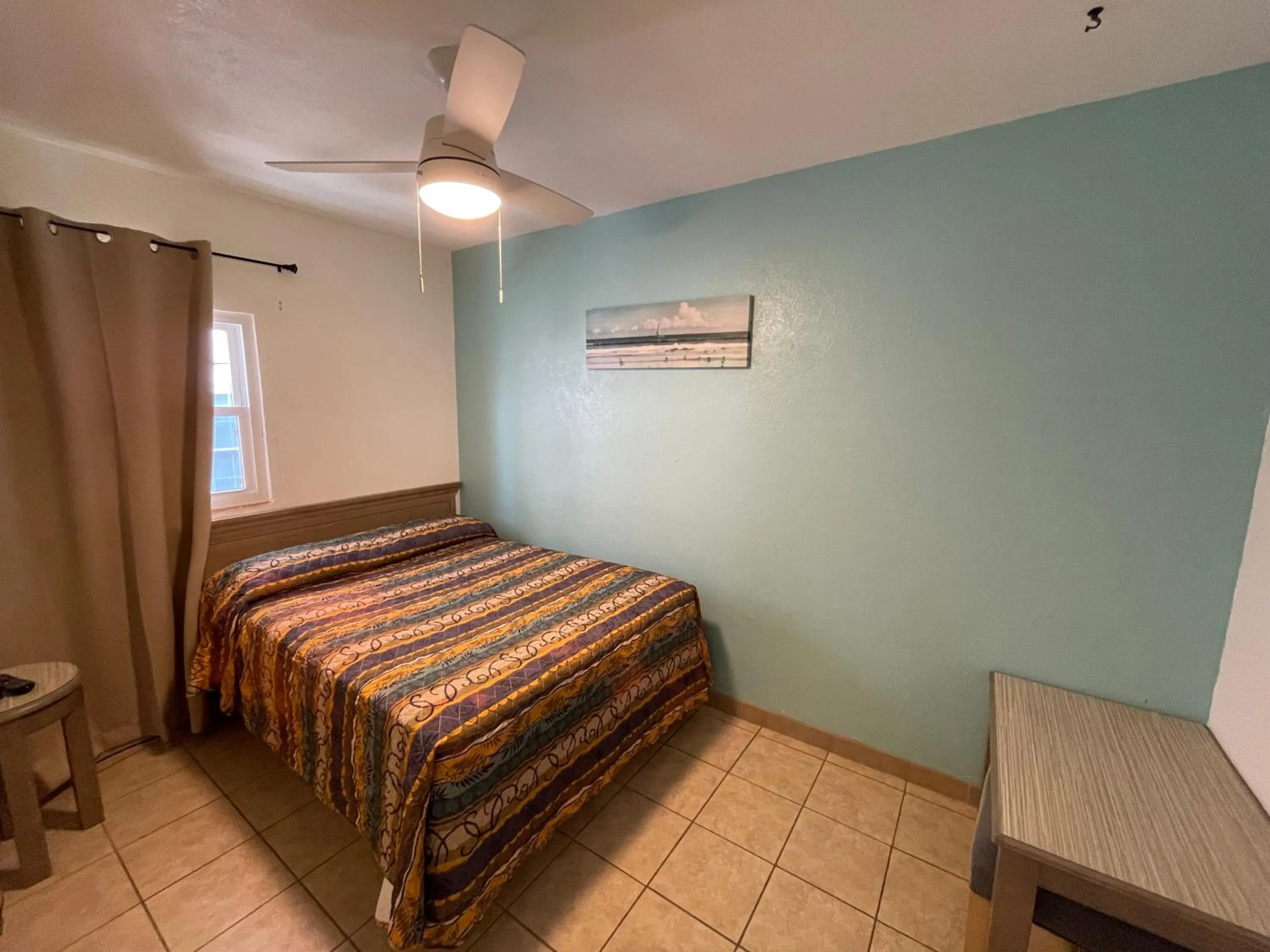 Bedroom, Bed in Beach Colony Motel