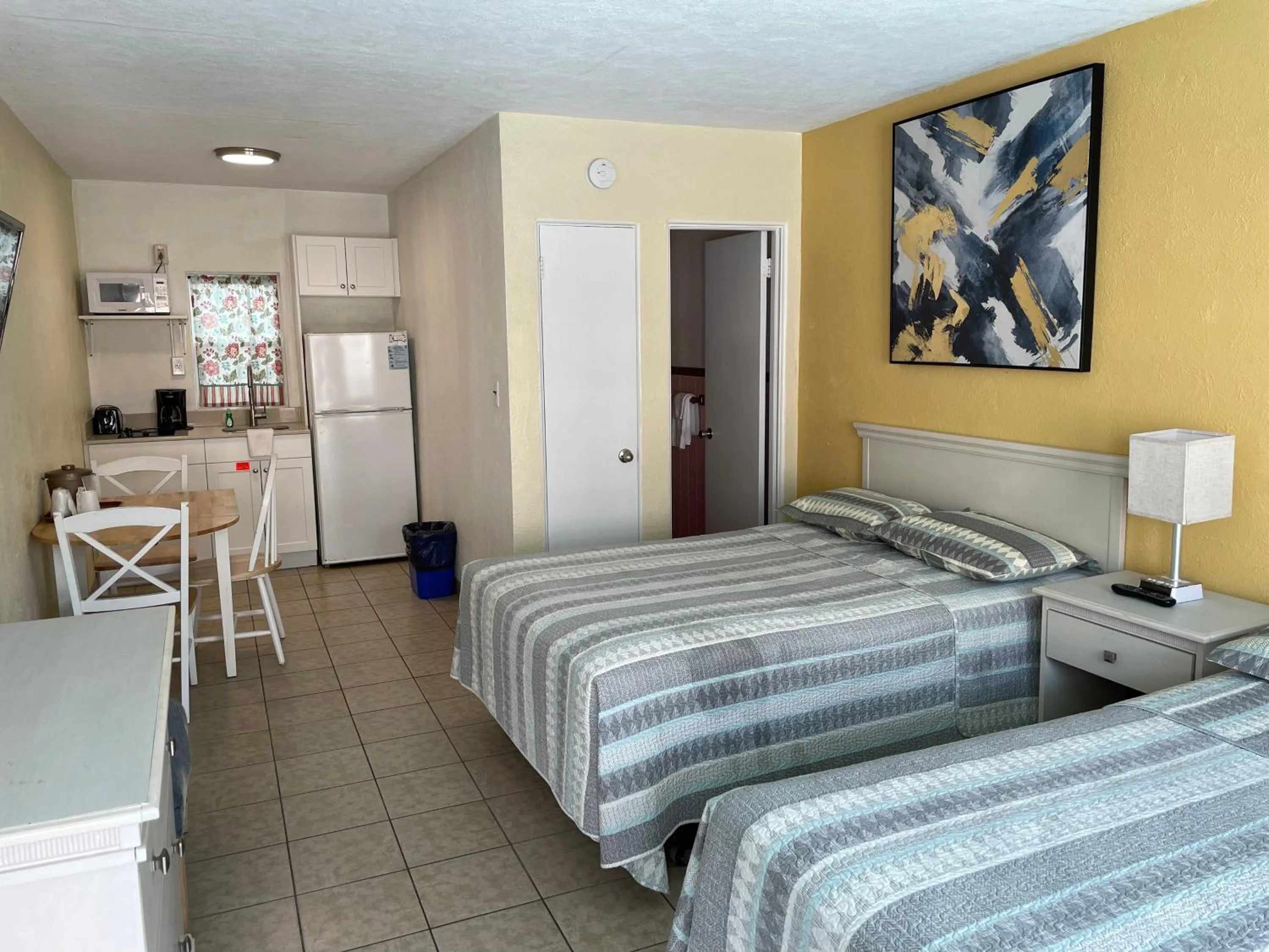 Kitchen or kitchenette, Bed in Beach Colony Motel
