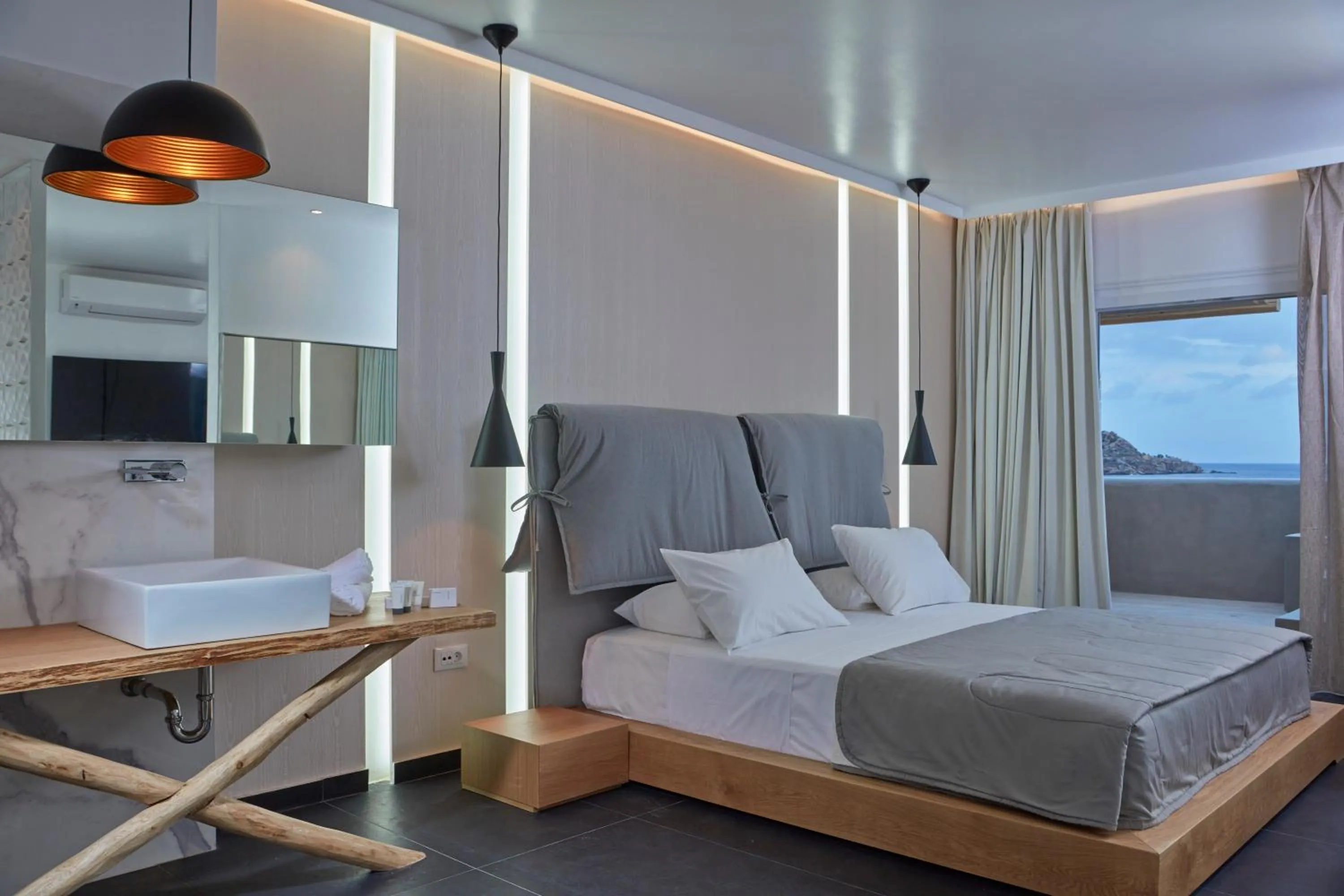Photo of the whole room, Bed in Mykonos Kosmoplaz Beach Resort Hotel