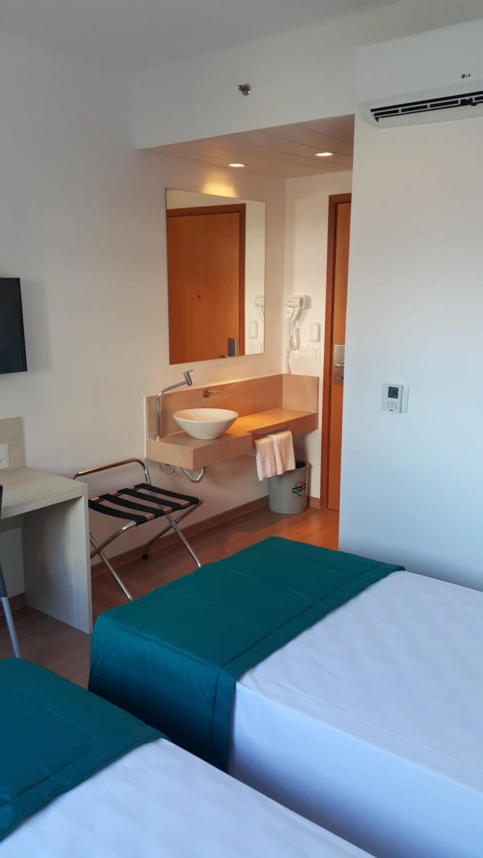 Property building, Bed in Go Inn Vitória