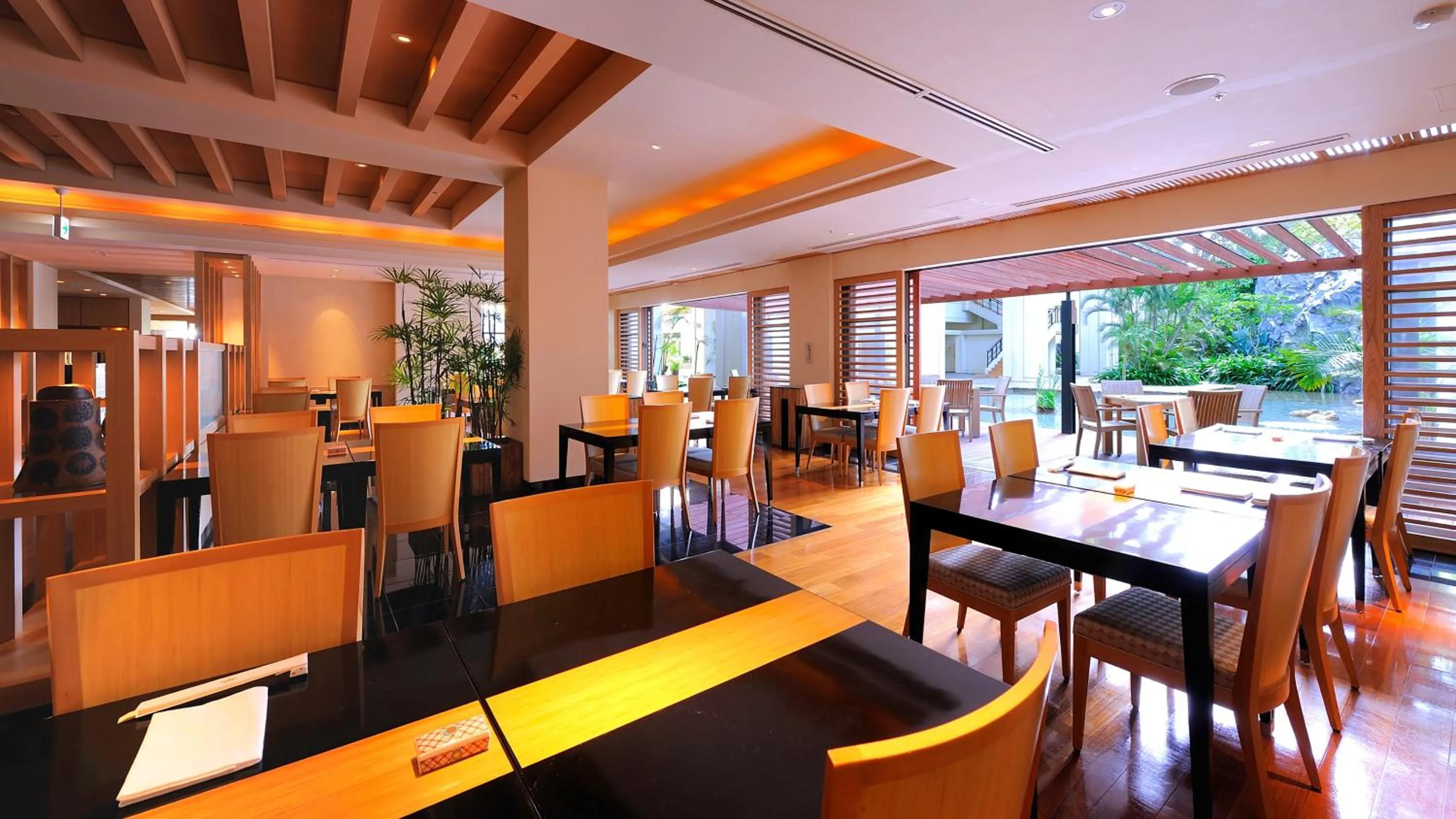 Restaurant/places to eat in The Busena Terrace