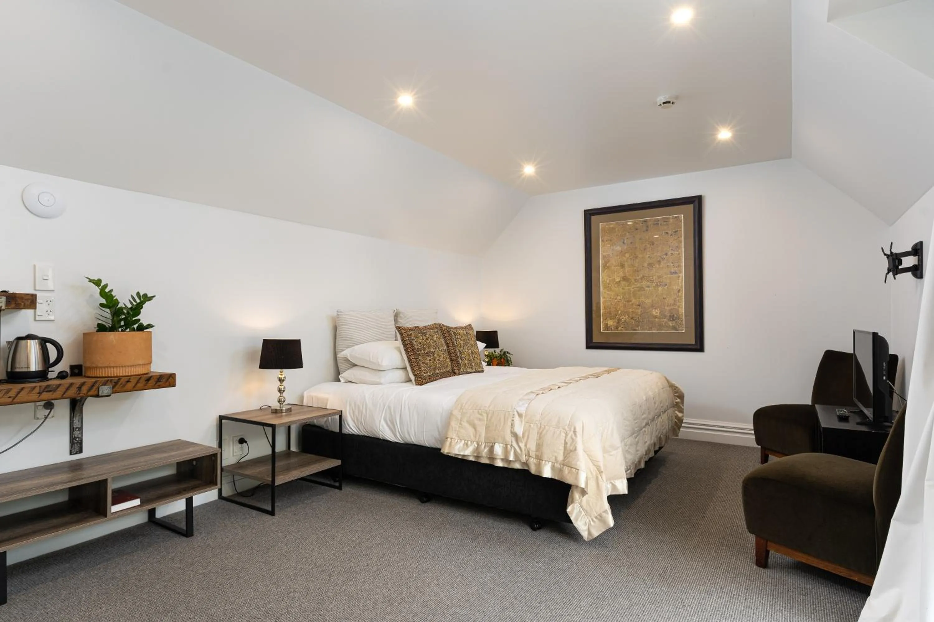 Photo of the whole room, Bed in The White Swan Hotel