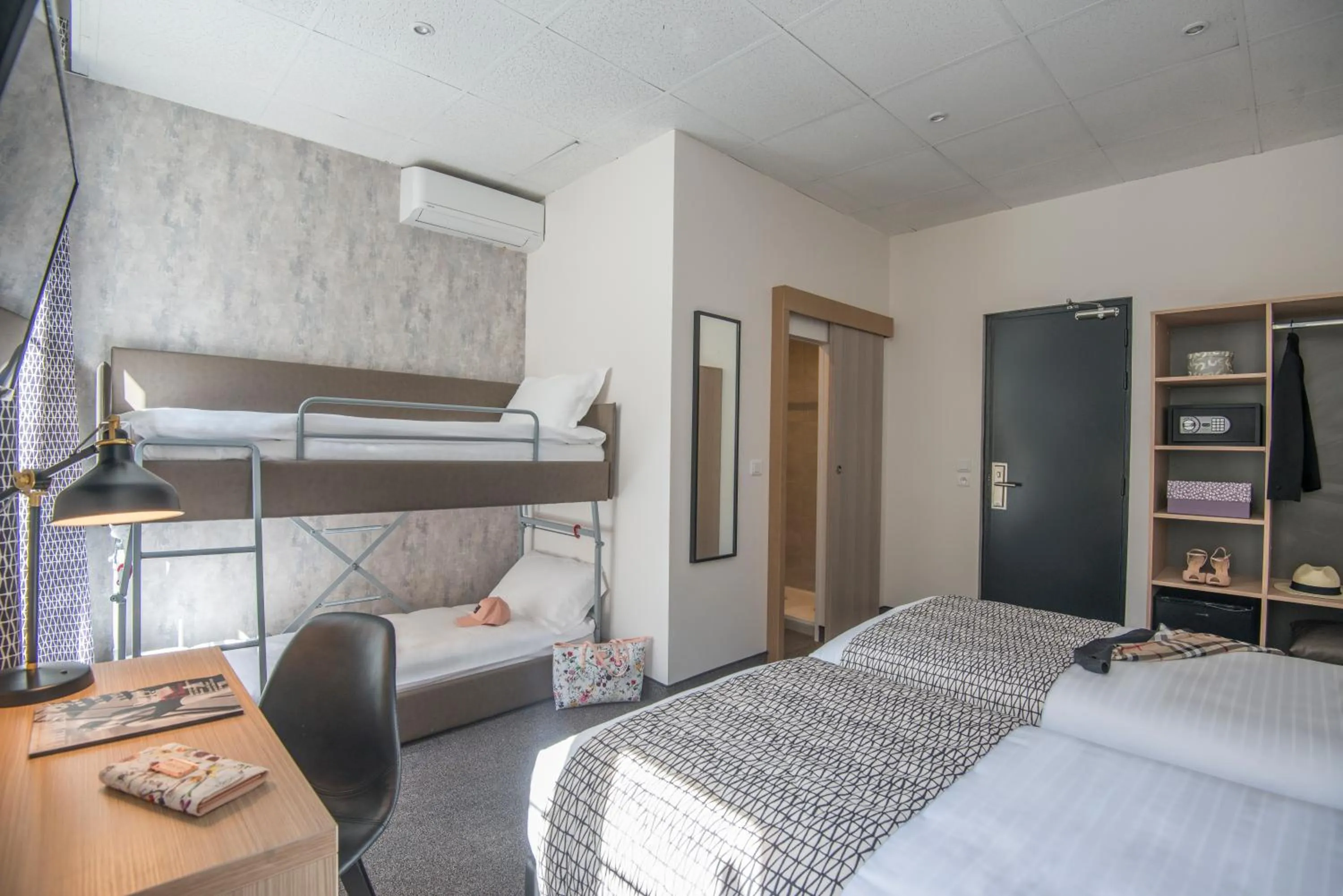 Bedroom, Bed in Hotel Saint Gothard