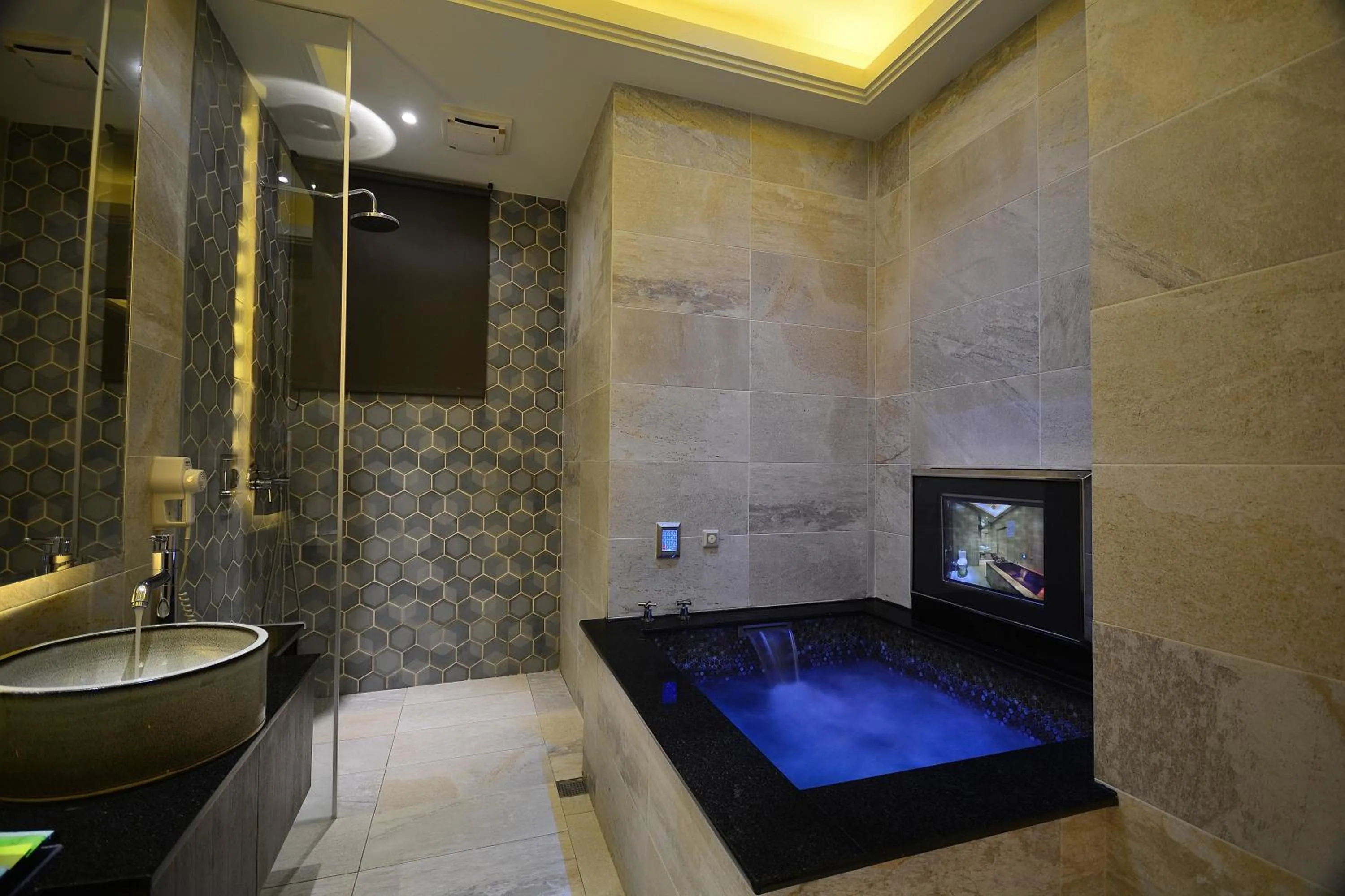 Shower in Hea Duenn Motel