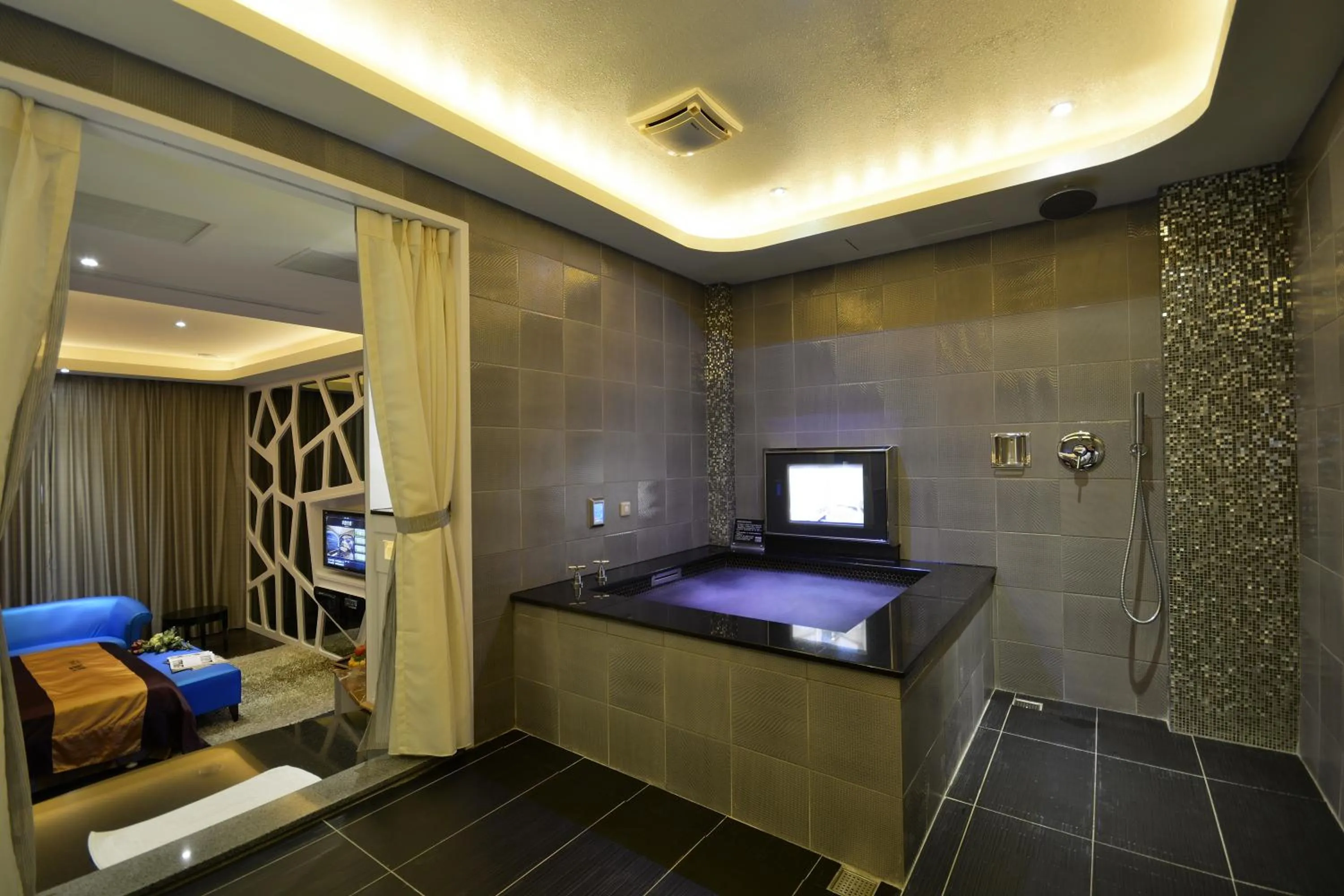 Bathroom, Bed in Hea Duenn Motel