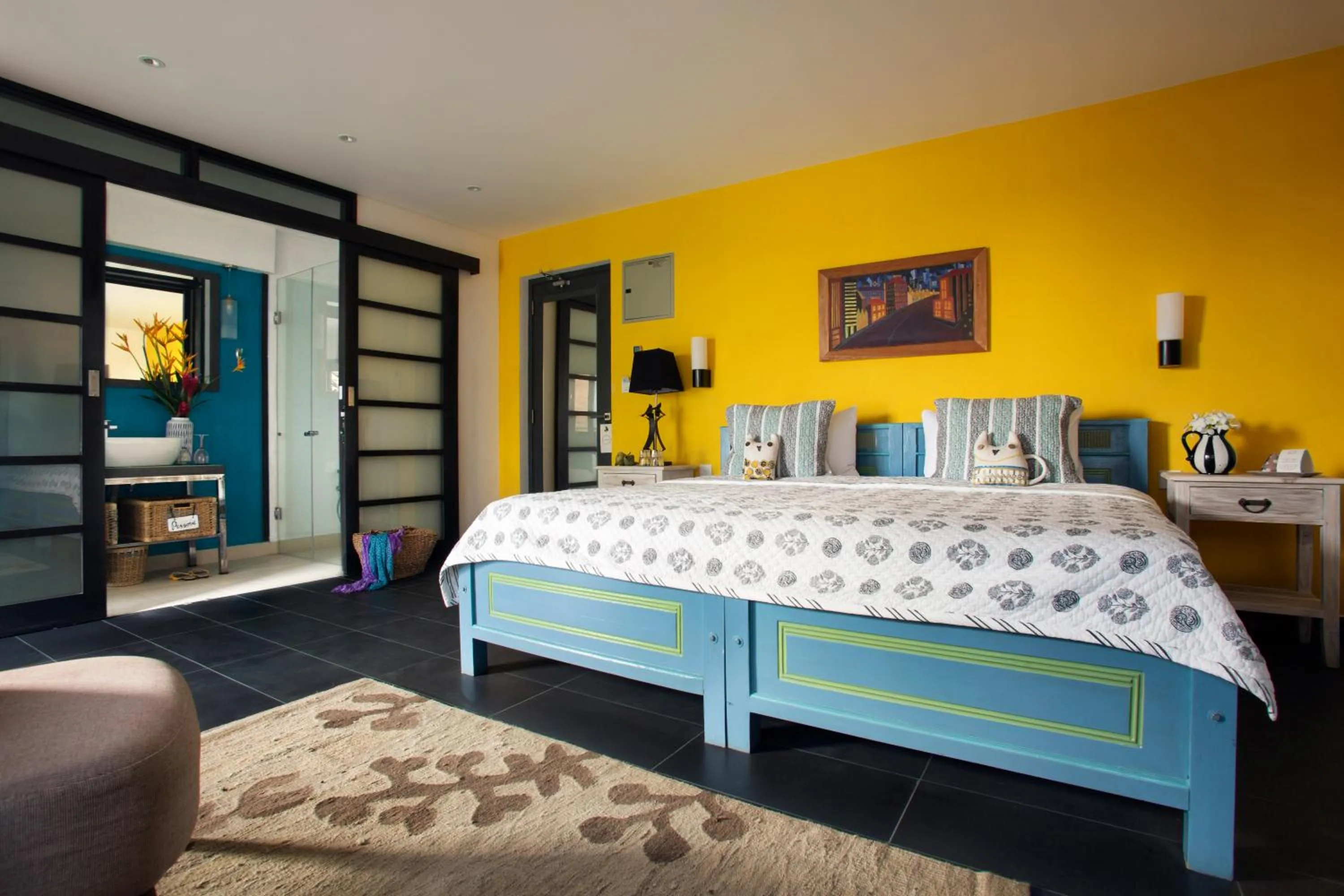 Bed in Owl and the Pussycat Hotel & Restaurant