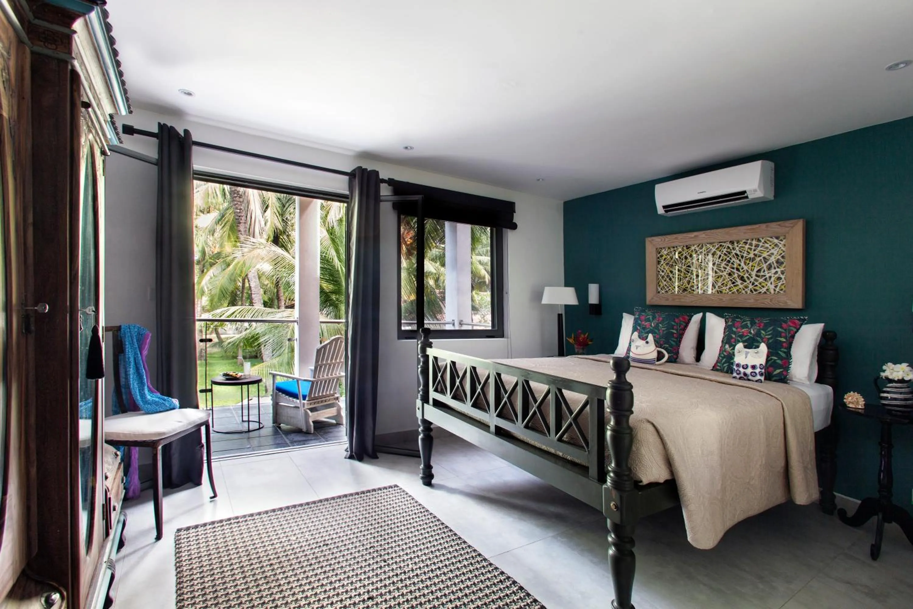 Bed in Owl and the Pussycat Hotel & Restaurant