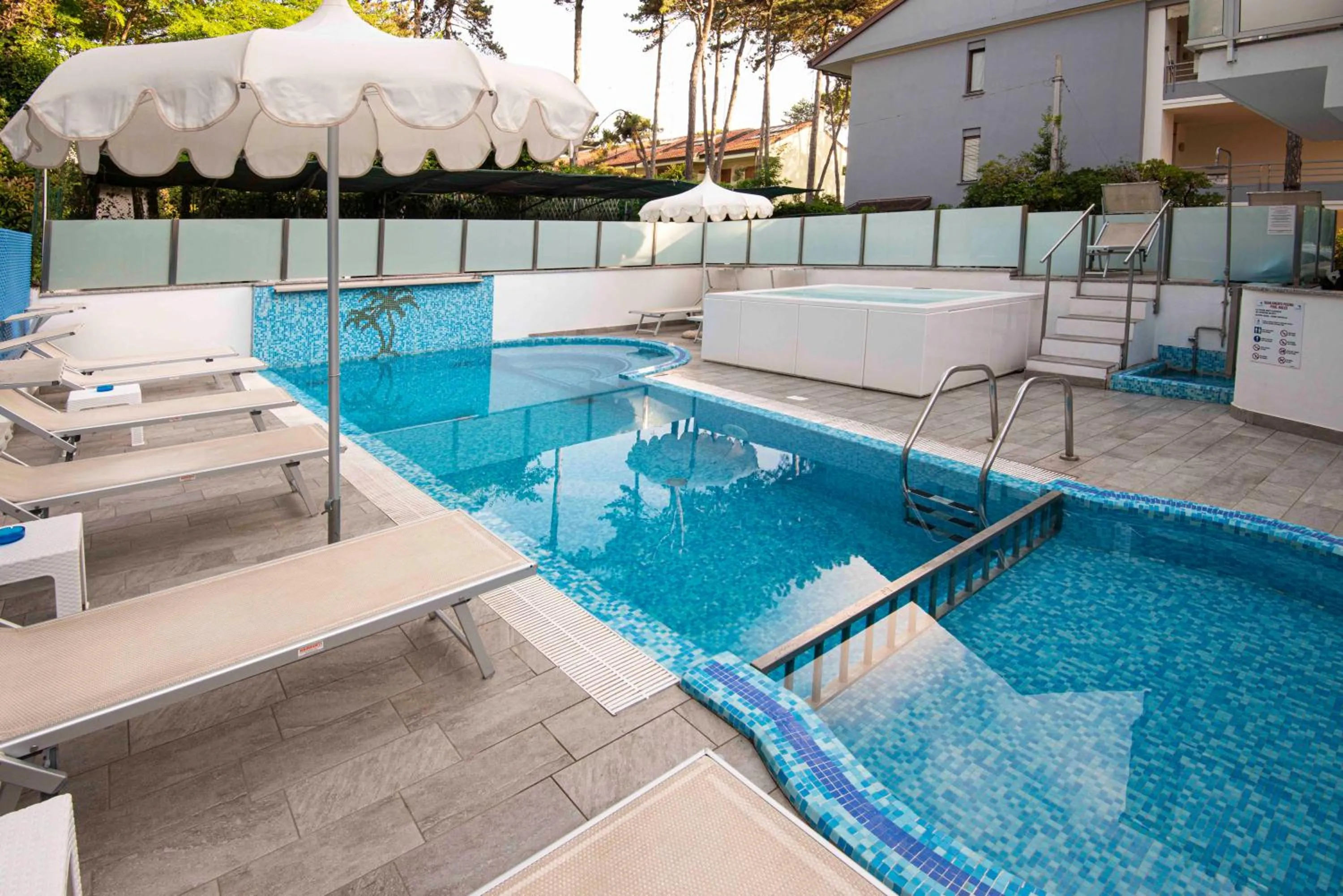 Swimming pool in Hotel Oasi