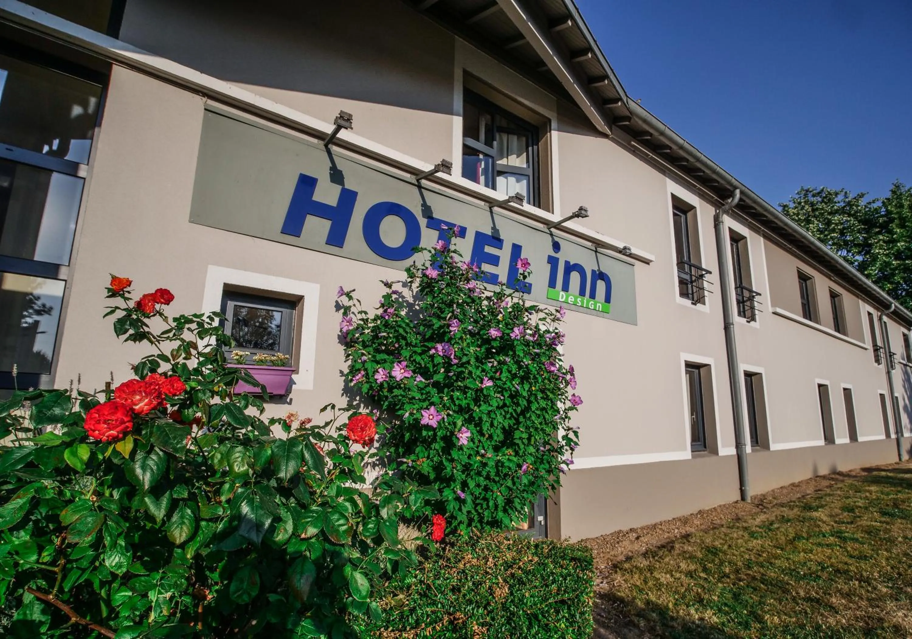 Property building in Hotel Inn Design Sedan