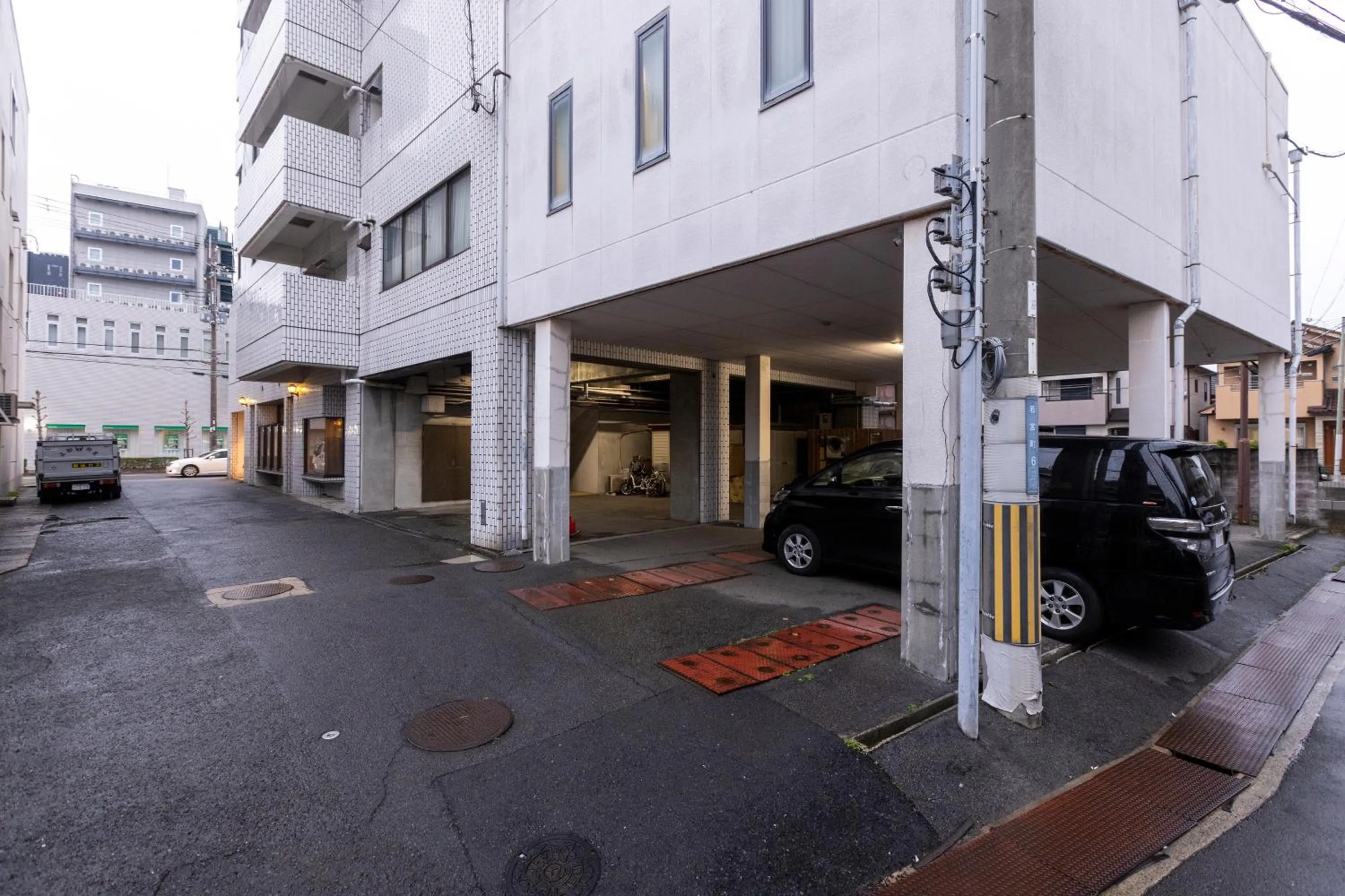 Parking in City Hotel Air Port in Prince