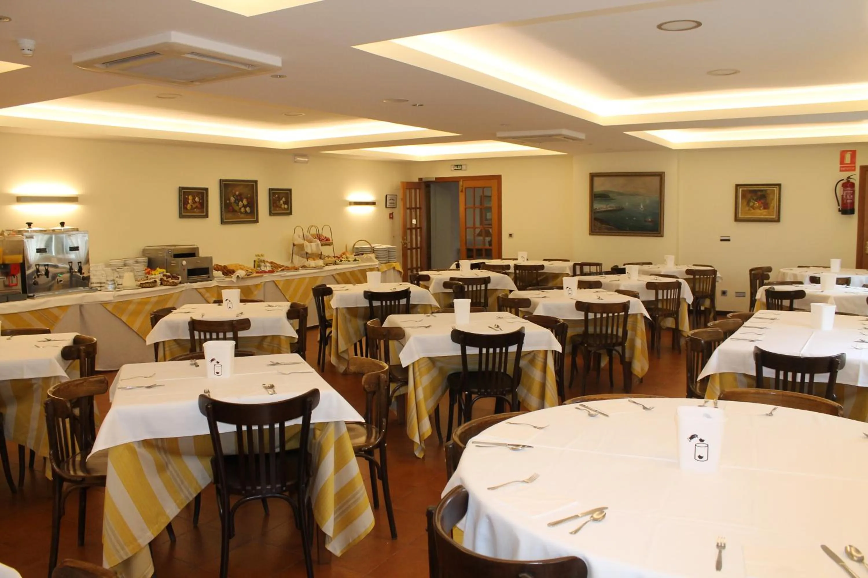 Restaurant/places to eat in APARTHOTEL CABICASTRO Tres estrellas superior