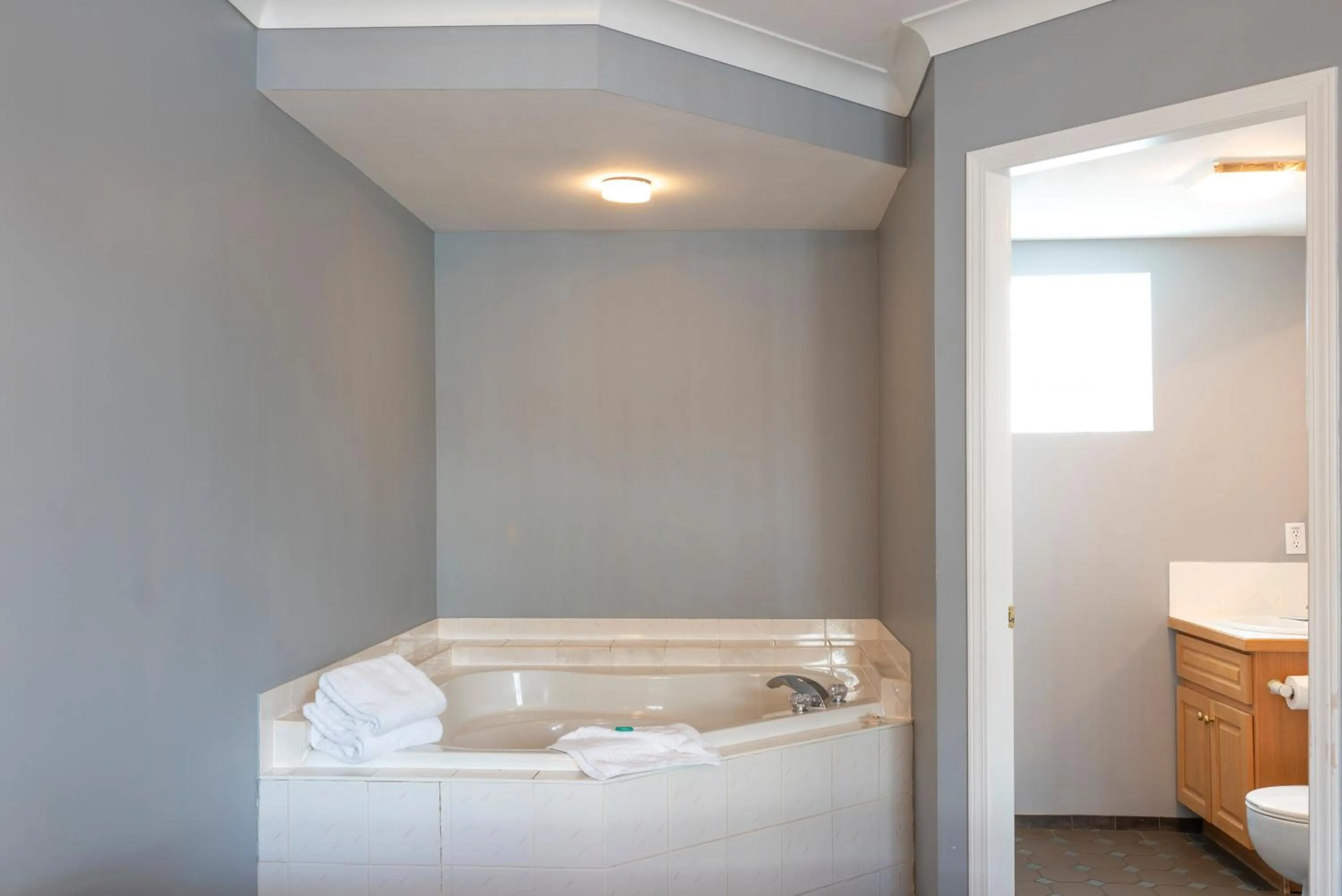 Bath, Bed in Tiki Shores Inn & Suites