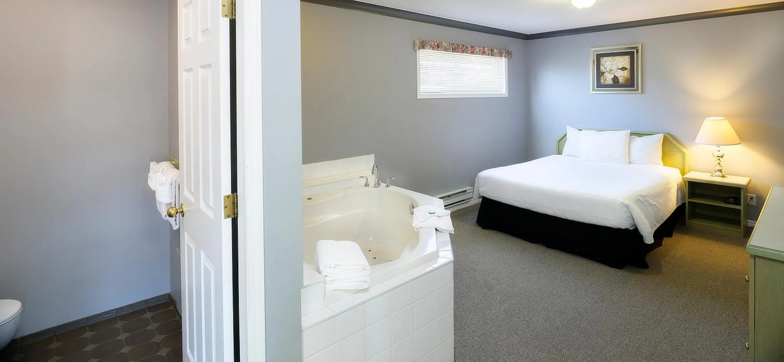 Bathroom, Bed in Tiki Shores Inn & Suites