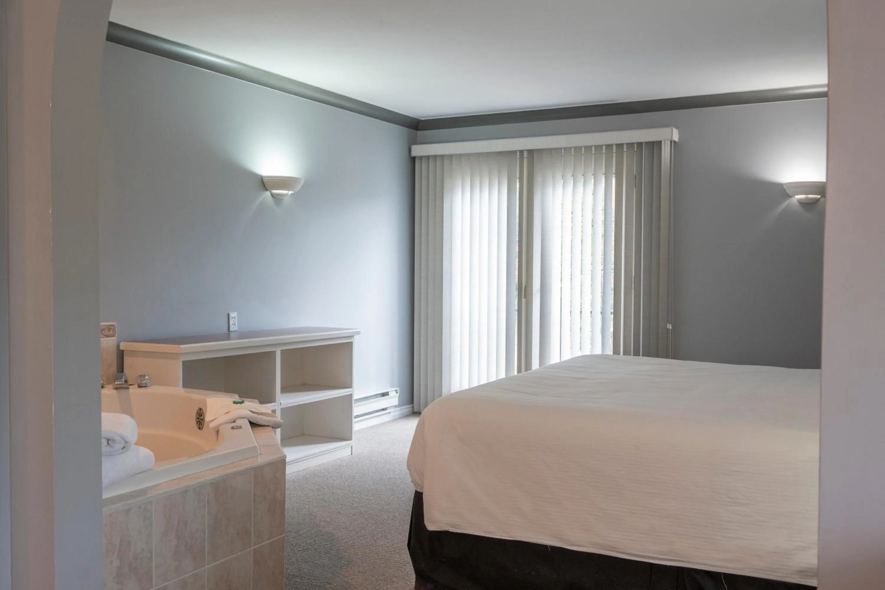 Bed in Tiki Shores Inn & Suites