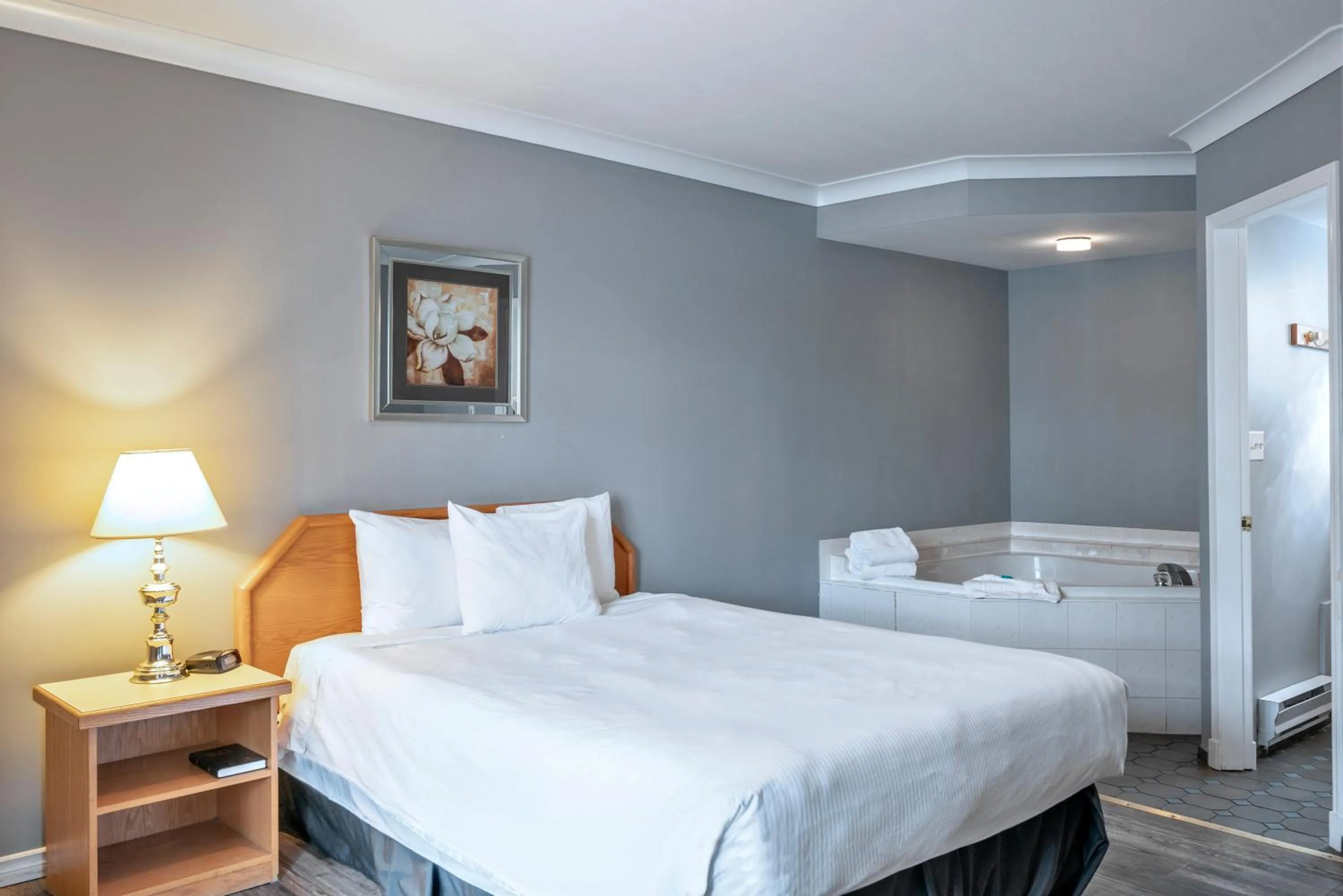 Bed in Tiki Shores Inn & Suites