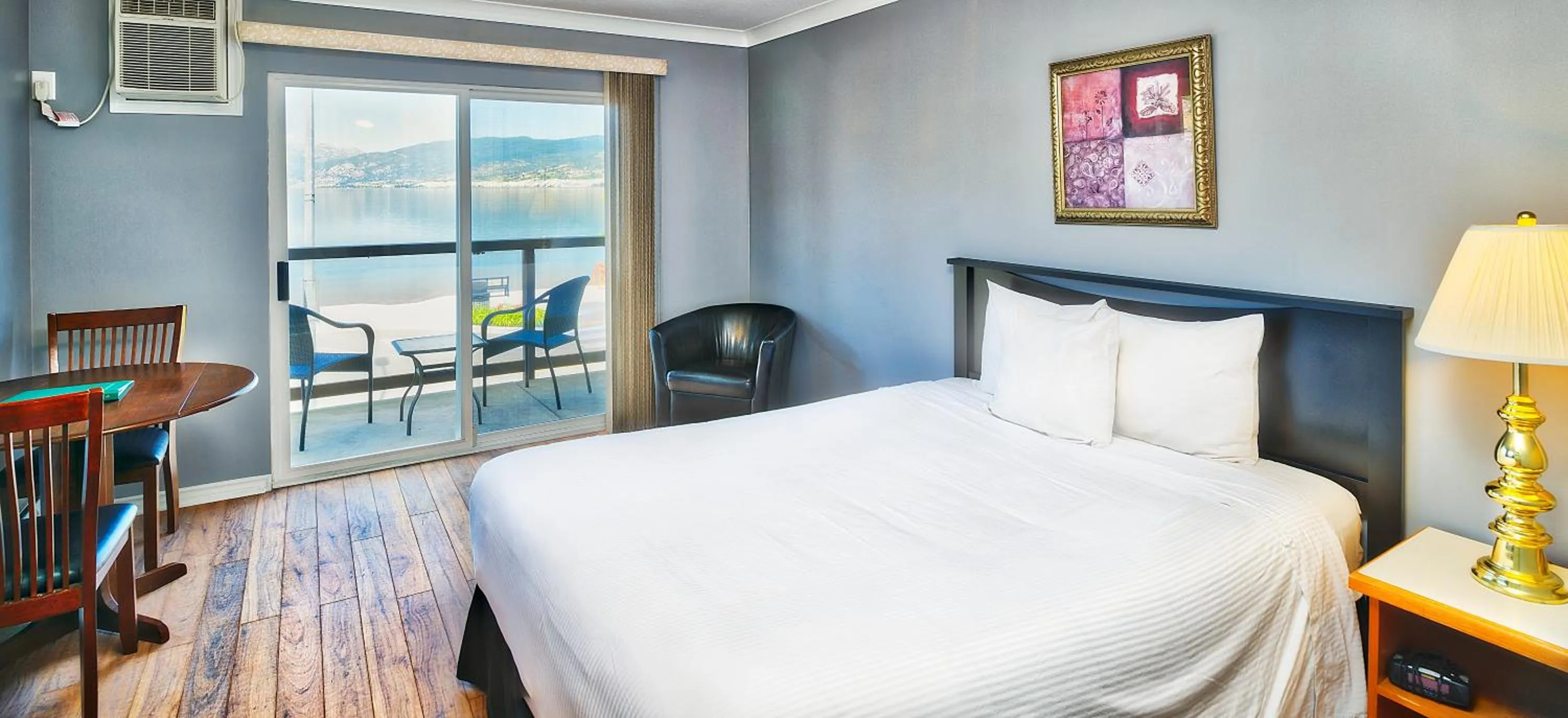 Photo of the whole room, Bed in Tiki Shores Inn & Suites