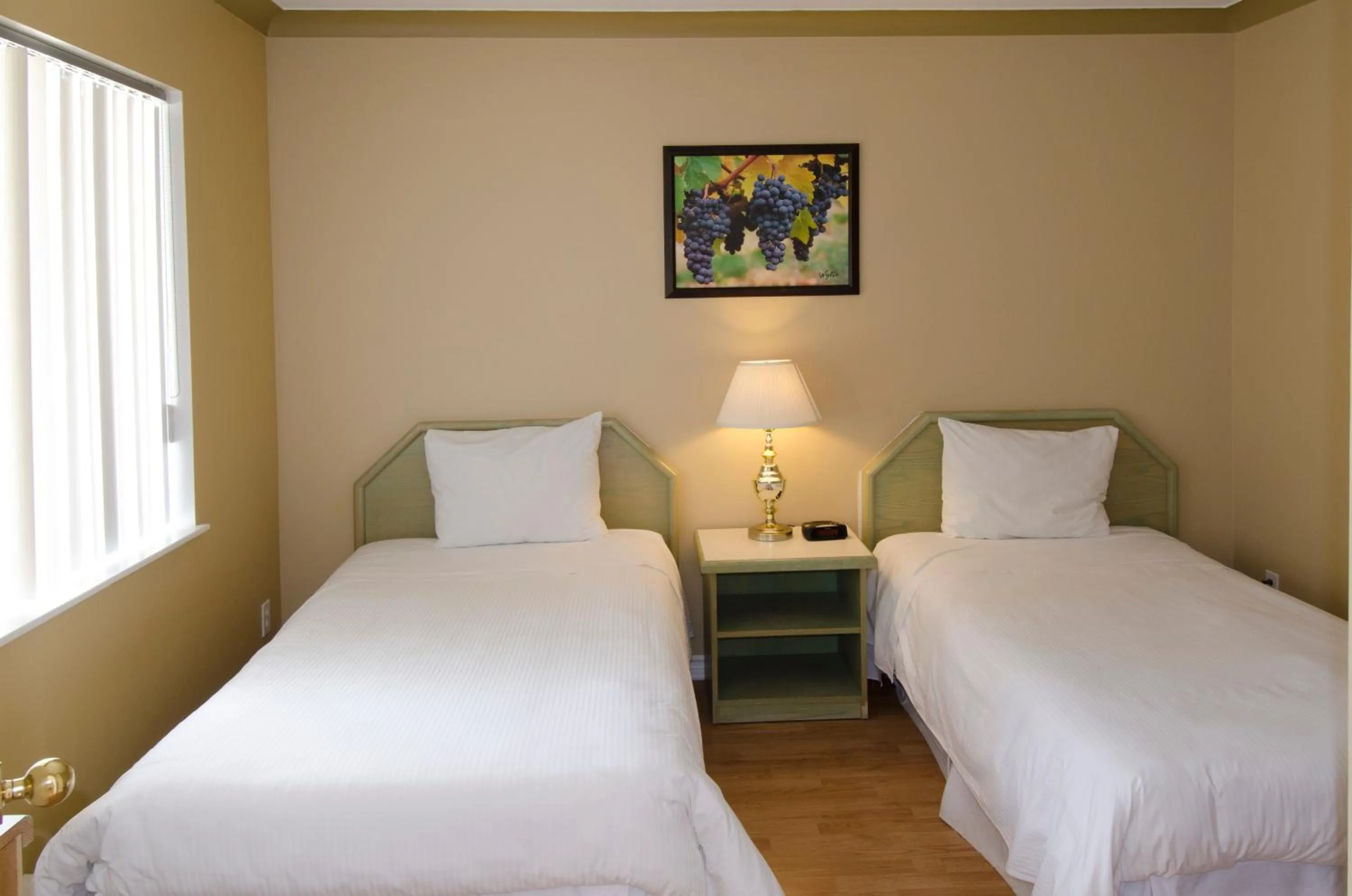 Bedroom, Bed in Tiki Shores Inn & Suites