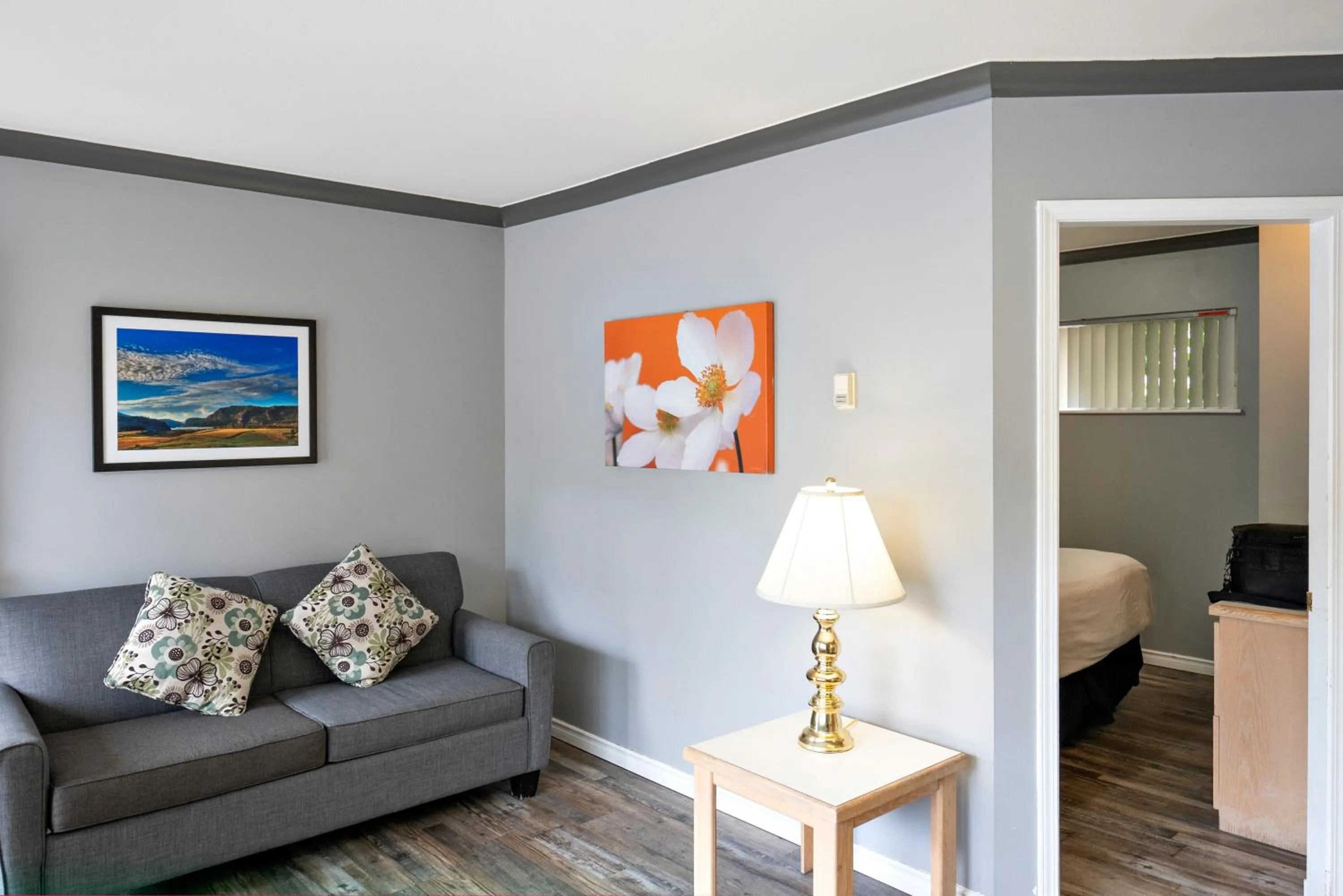 Living room, Bed in Tiki Shores Inn & Suites