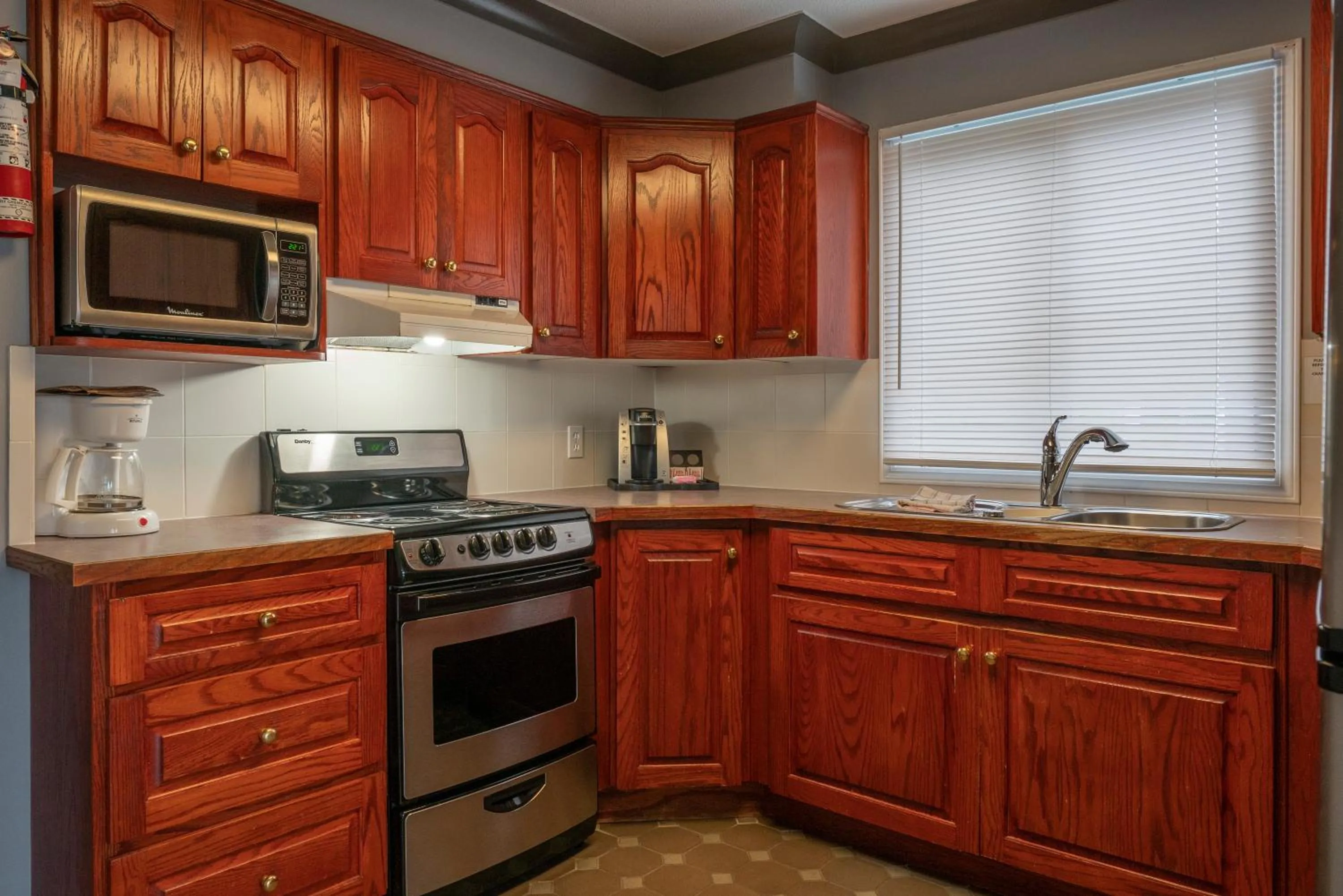 Kitchen or kitchenette in Tiki Shores Inn & Suites
