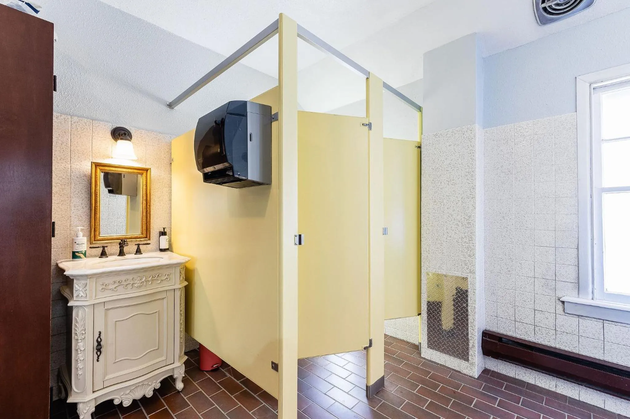 Public Bath in College Inn Hotel