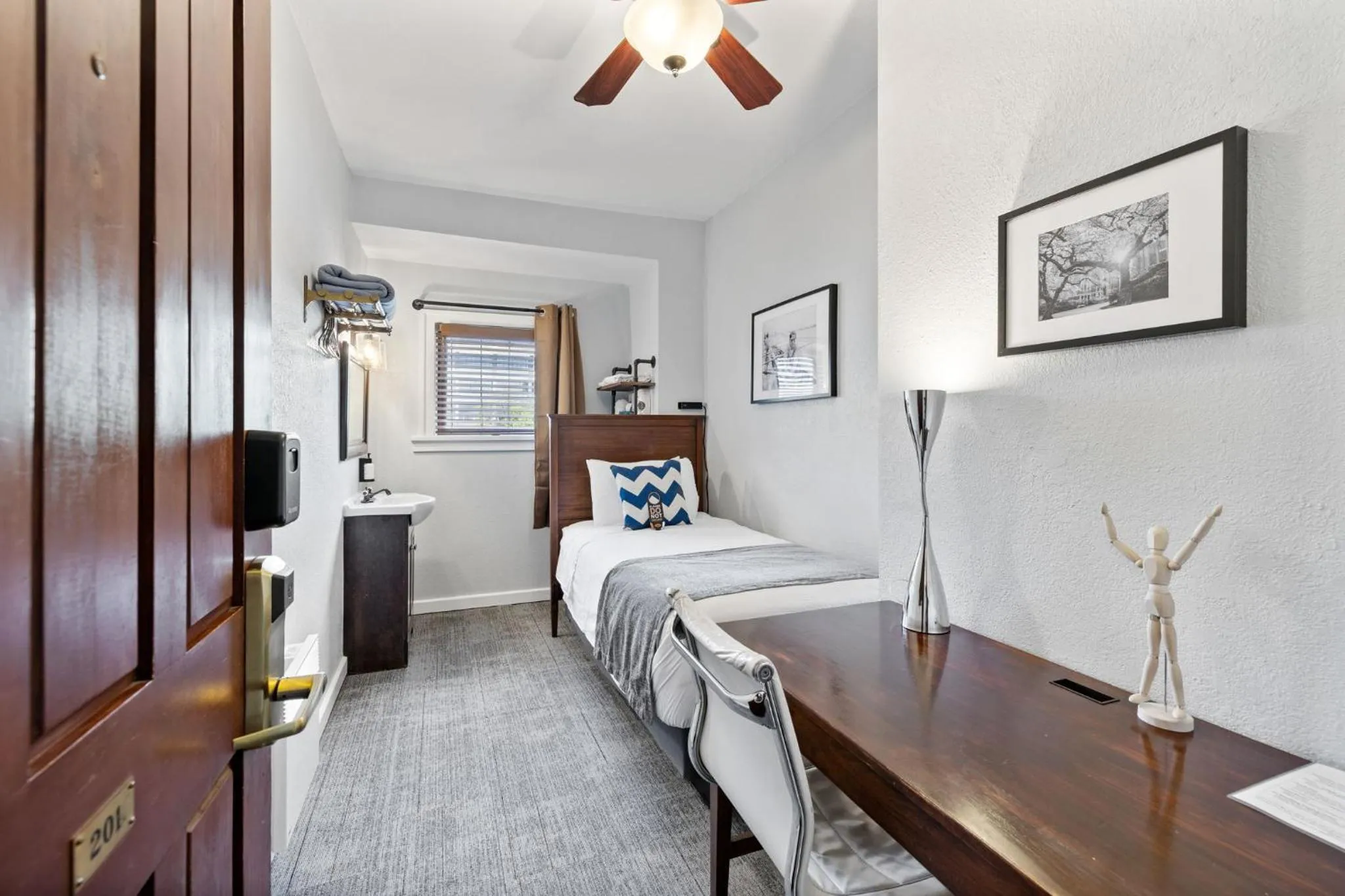 Bedroom, Bed in College Inn Hotel