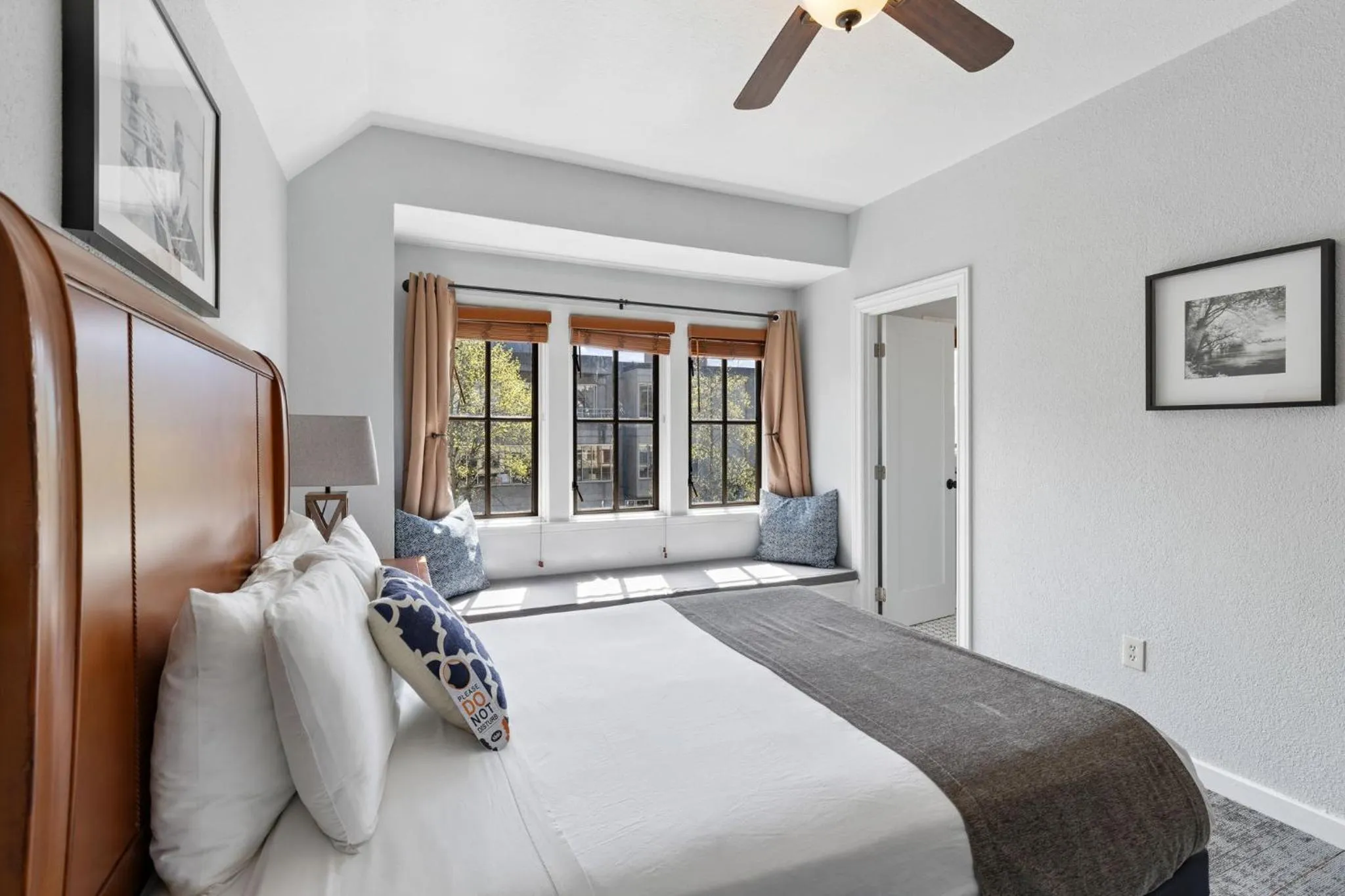 Bedroom, Bed in College Inn Hotel