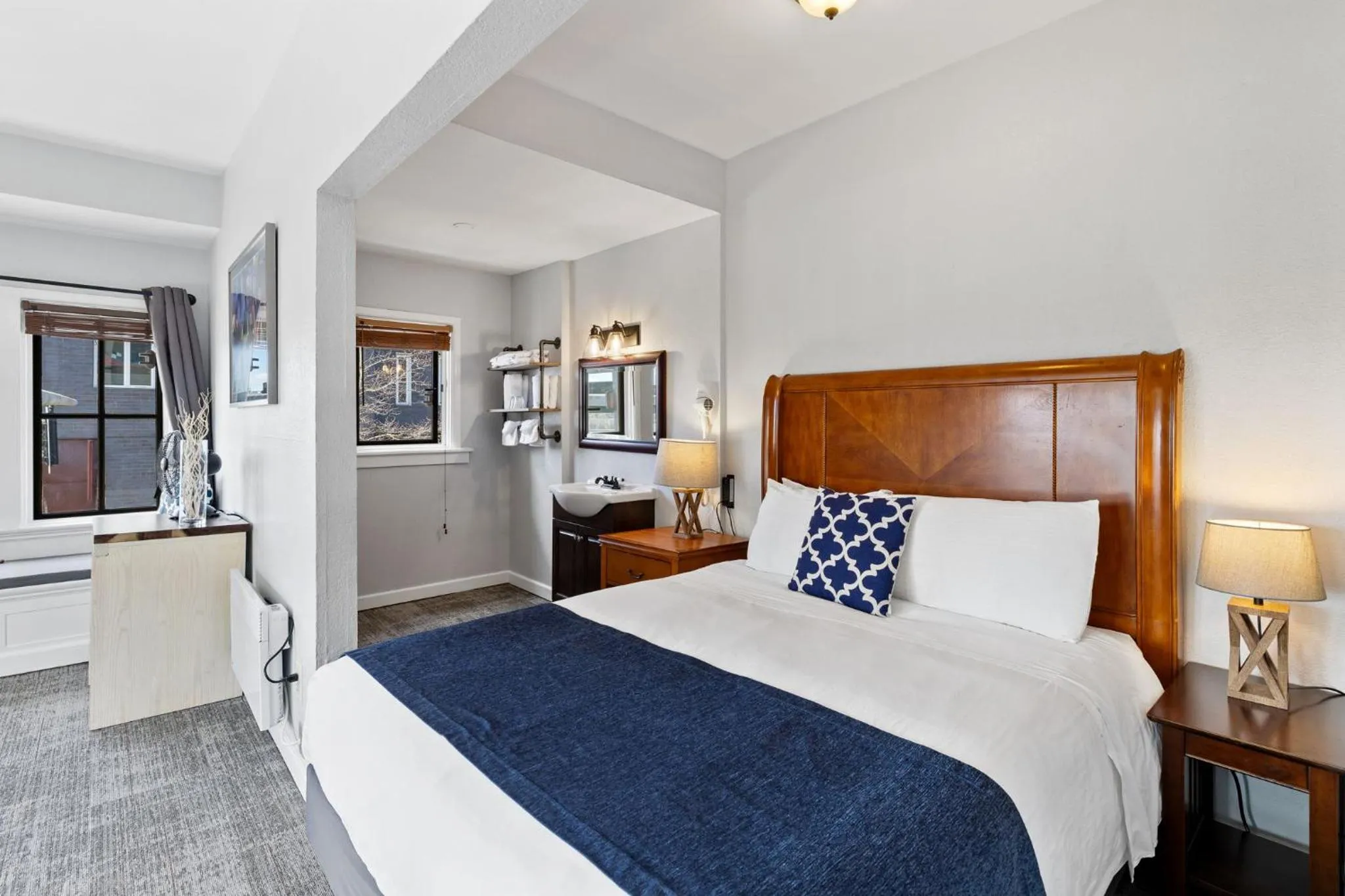 Bedroom, Bed in College Inn Hotel