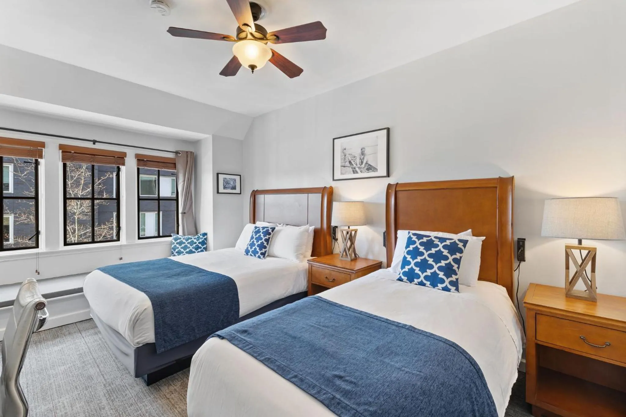 Bedroom, Bed in College Inn Hotel